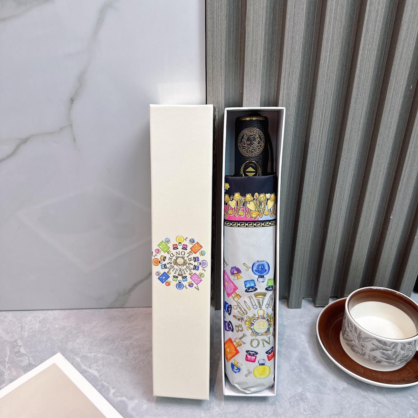  范思哲（VERSACE） 夏季新款 全自动折叠晴雨伞 
黑色涂层防晒有效阻隔紫外线99%，UPF>50
