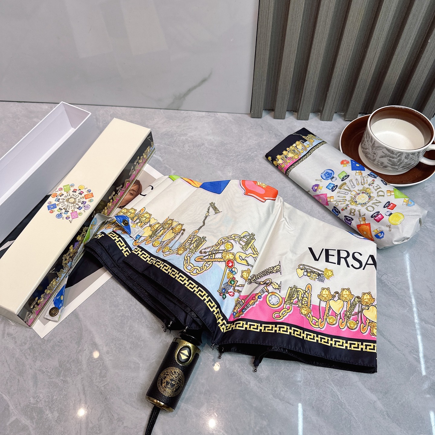  范思哲（VERSACE） 夏季新款 全自动折叠晴雨伞 
黑色涂层防晒有效阻隔紫外线99%，UPF>50