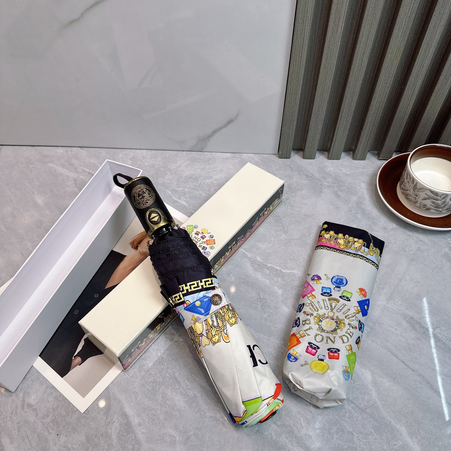  范思哲（VERSACE） 夏季新款 全自动折叠晴雨伞 
黑色涂层防晒有效阻隔紫外线99%，UPF>50