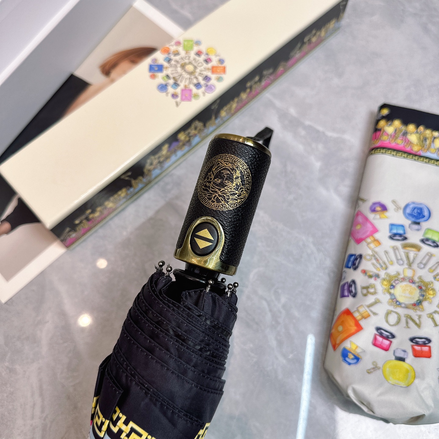  范思哲（VERSACE） 夏季新款 全自动折叠晴雨伞 
黑色涂层防晒有效阻隔紫外线99%，UPF>50