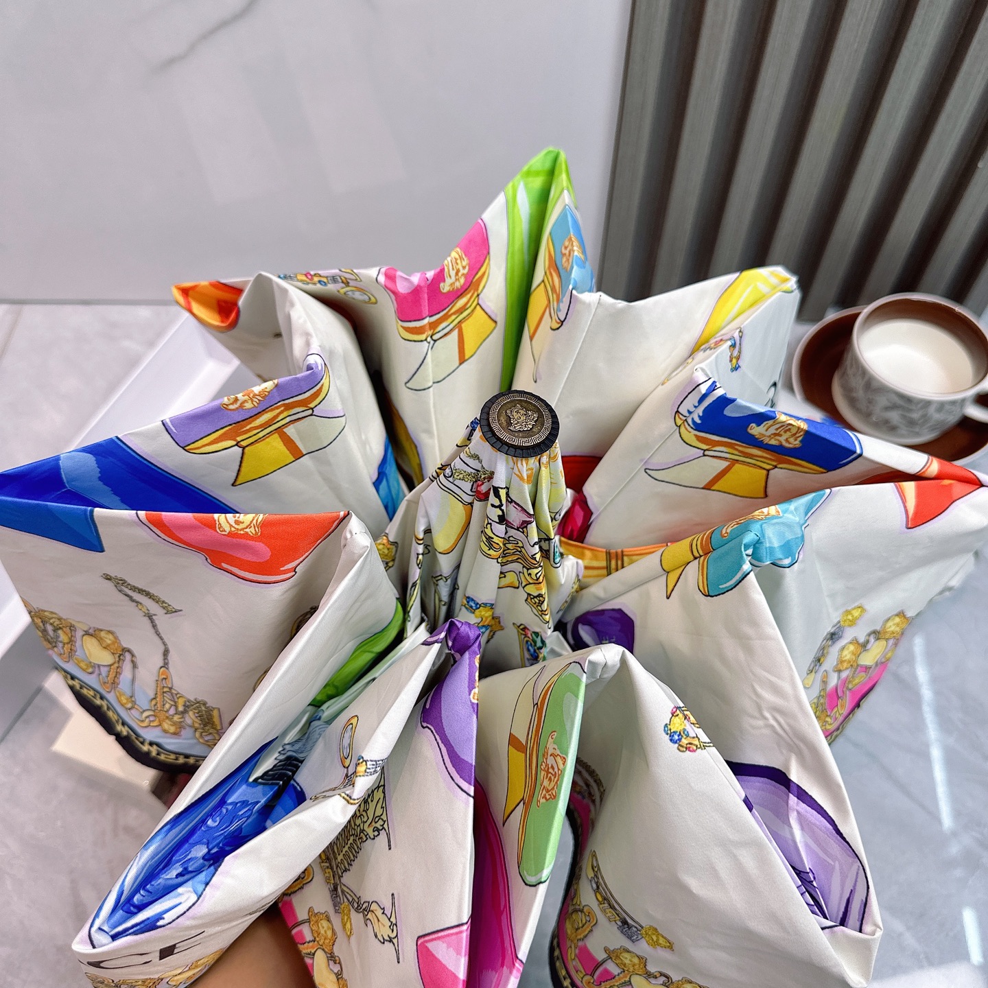  范思哲（VERSACE） 夏季新款 全自动折叠晴雨伞 
黑色涂层防晒有效阻隔紫外线99%，UPF>50