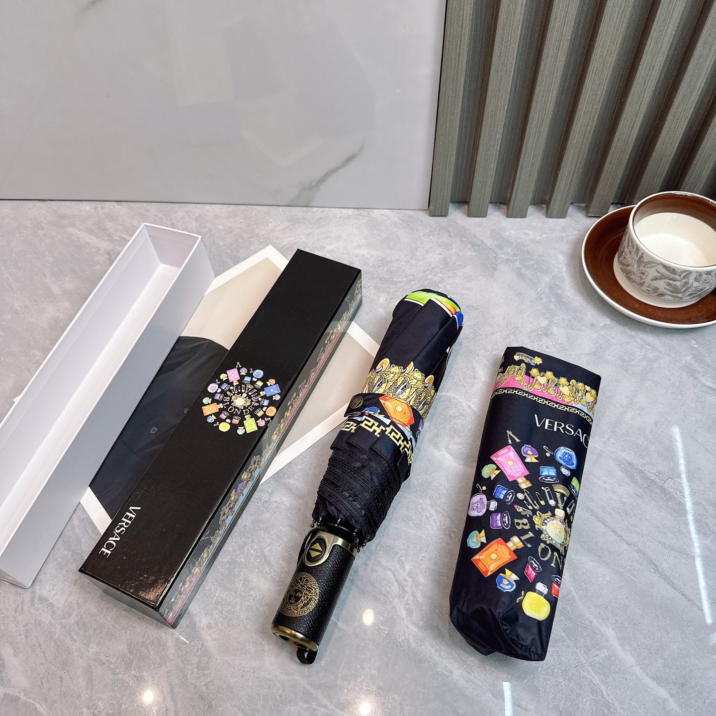  范思哲（VERSACE） 夏季新款 全自动折叠晴雨伞 
黑色涂层防晒有效阻隔紫外线99%，UPF>50
