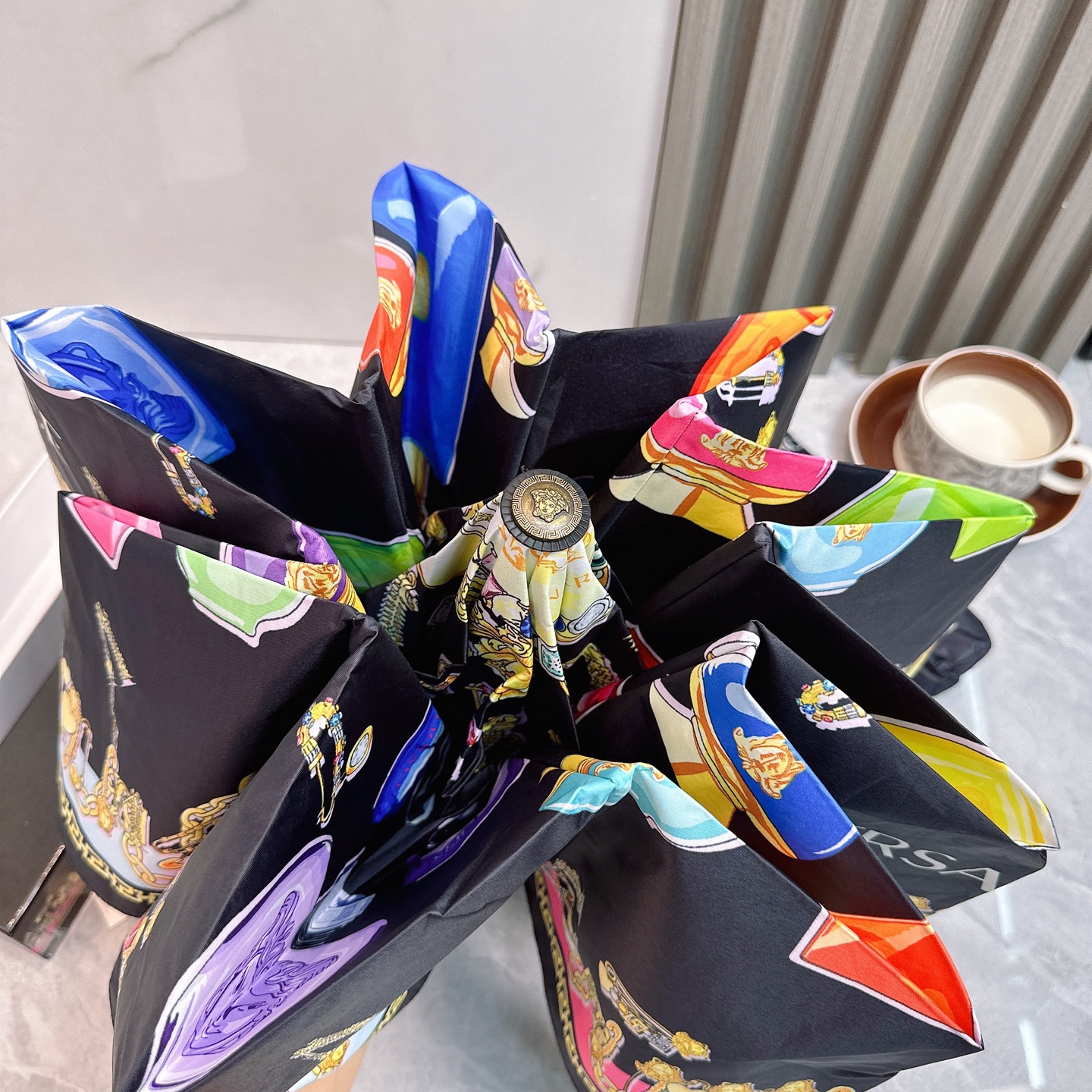  范思哲（VERSACE） 夏季新款 全自动折叠晴雨伞 
黑色涂层防晒有效阻隔紫外线99%，UPF>50