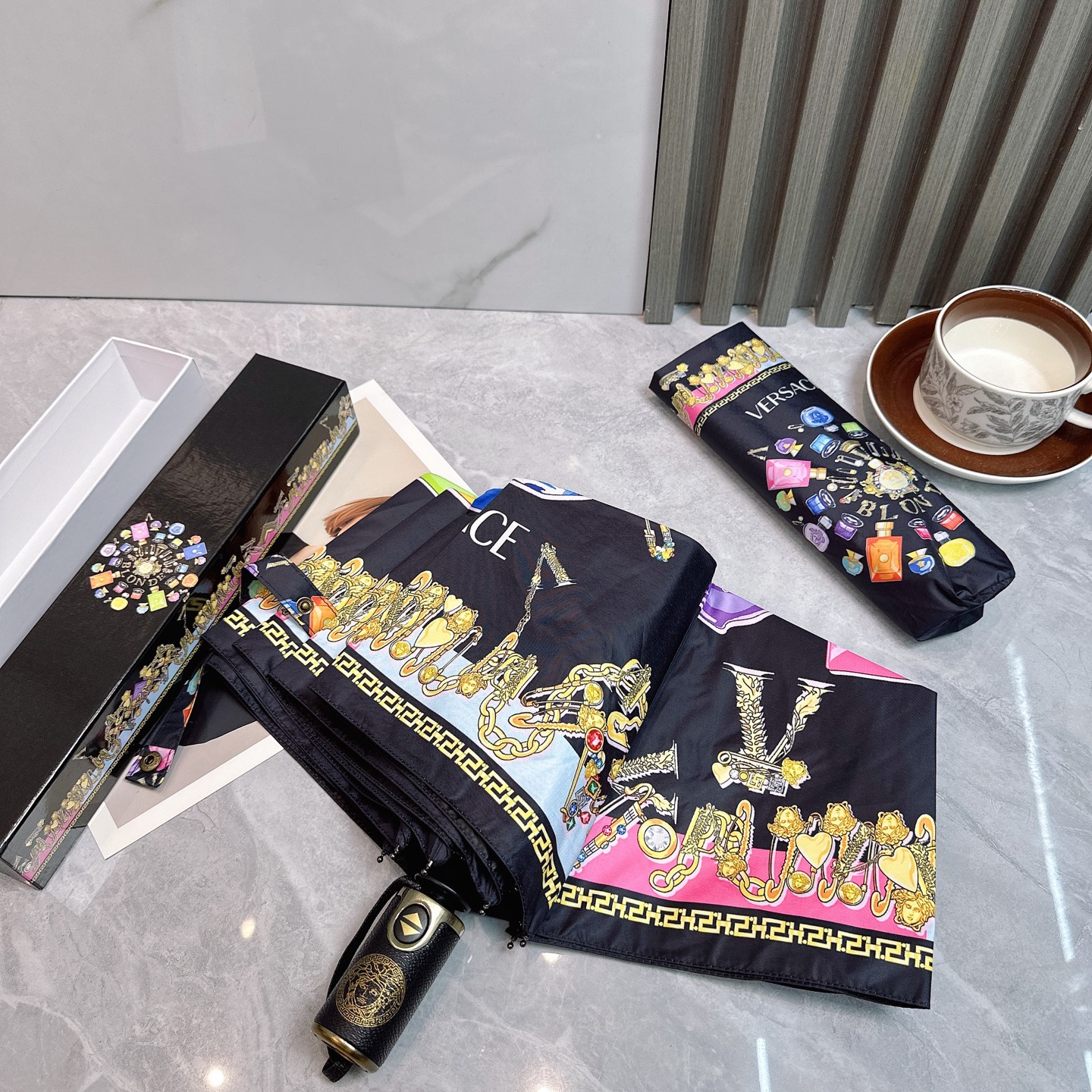  范思哲（VERSACE） 夏季新款 全自动折叠晴雨伞 
黑色涂层防晒有效阻隔紫外线99%，UPF>50