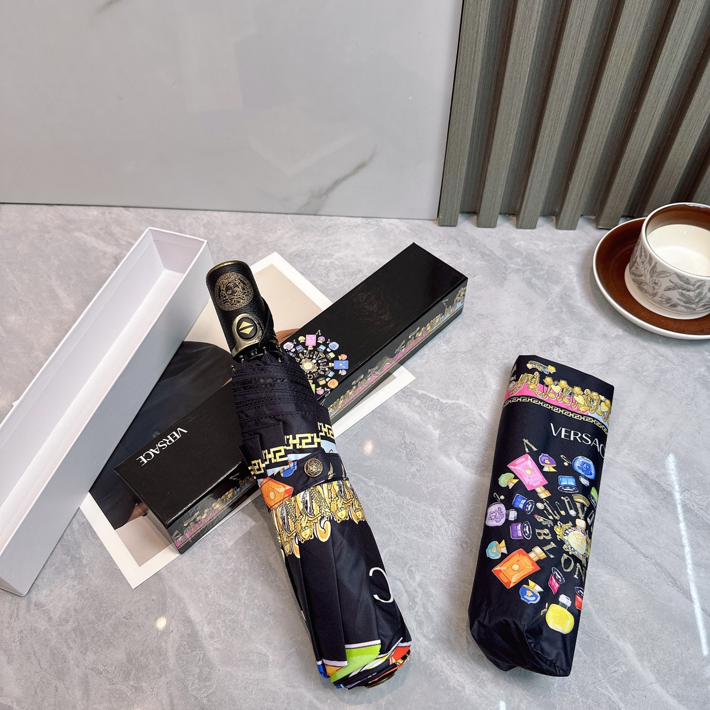  范思哲（VERSACE） 夏季新款 全自动折叠晴雨伞 
黑色涂层防晒有效阻隔紫外线99%，UPF>50