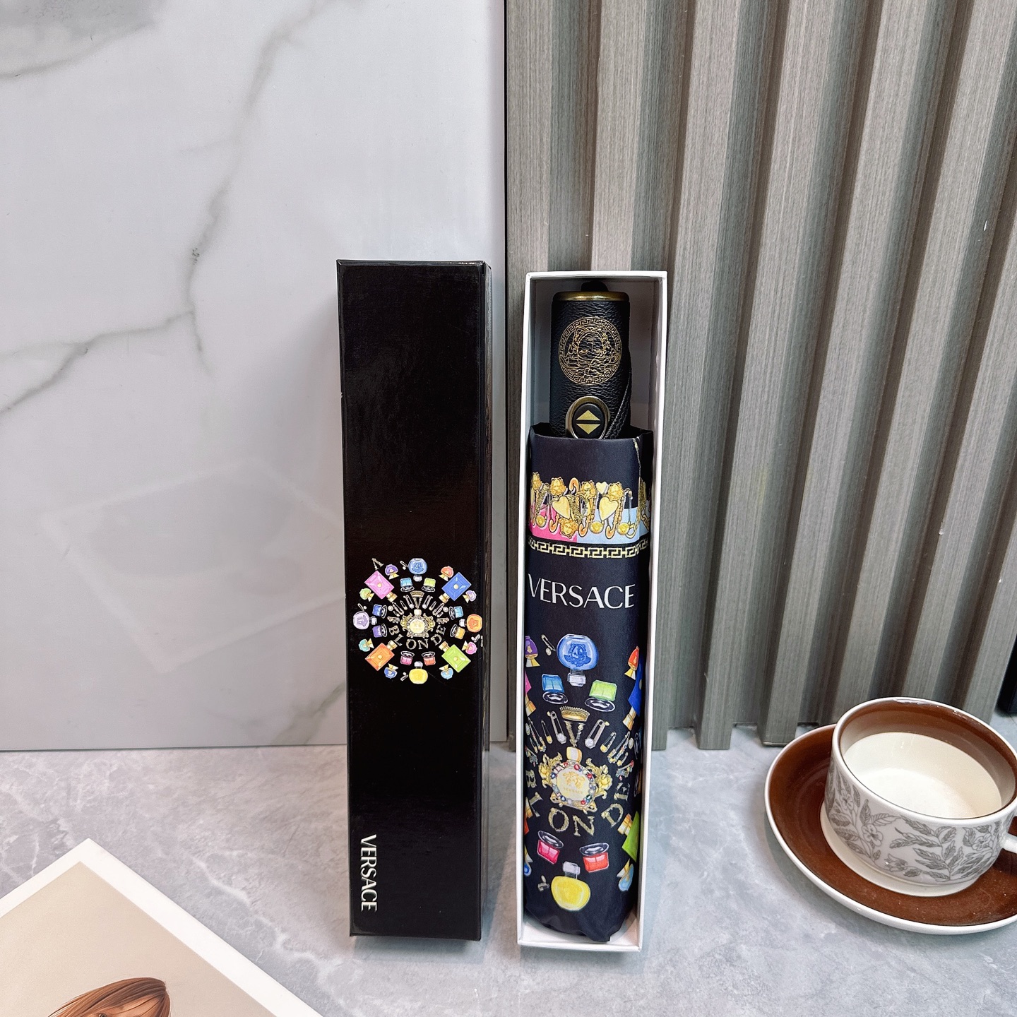 范思哲（VERSACE） 夏季新款 全自动折叠晴雨伞 
黑色涂层防晒有效阻隔紫外线99%，UPF>50