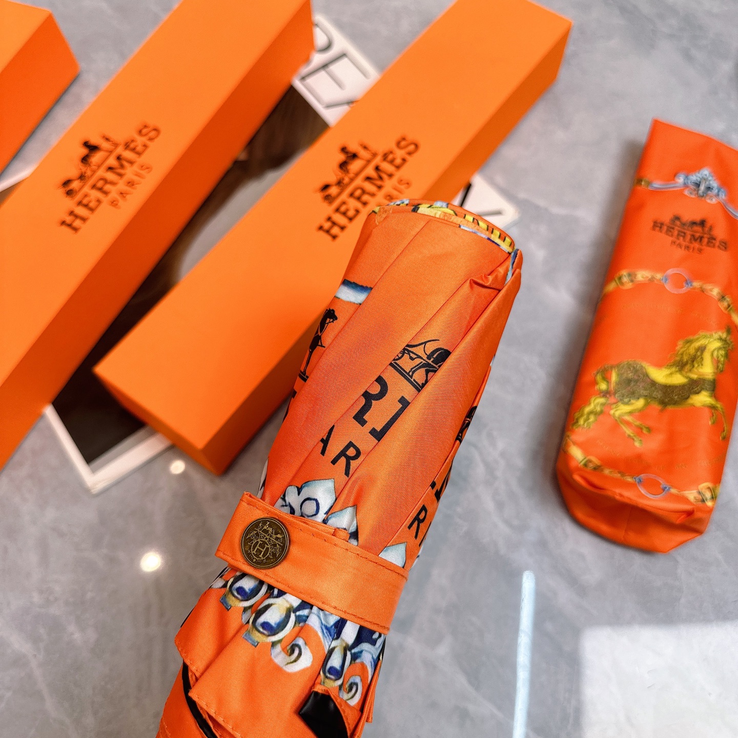  爱马仕HERMES 三折防晒睛雨伞🔥🔥 夏季新款 全自动折叠晴雨伞 
内里黑色涂层防晒有效阻隔紫外线9