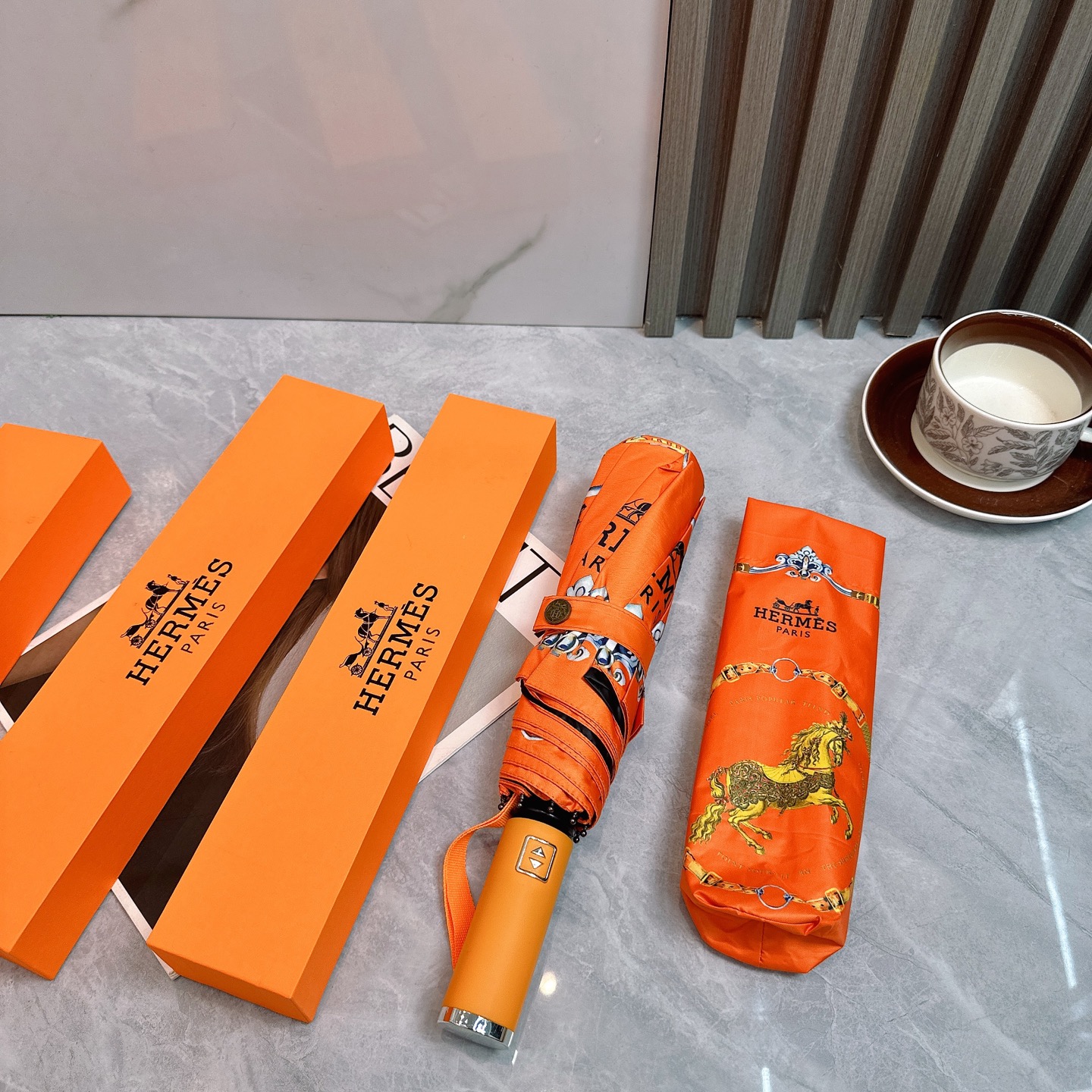  爱马仕HERMES 三折防晒睛雨伞🔥🔥 夏季新款 全自动折叠晴雨伞 
内里黑色涂层防晒有效阻隔紫外线9