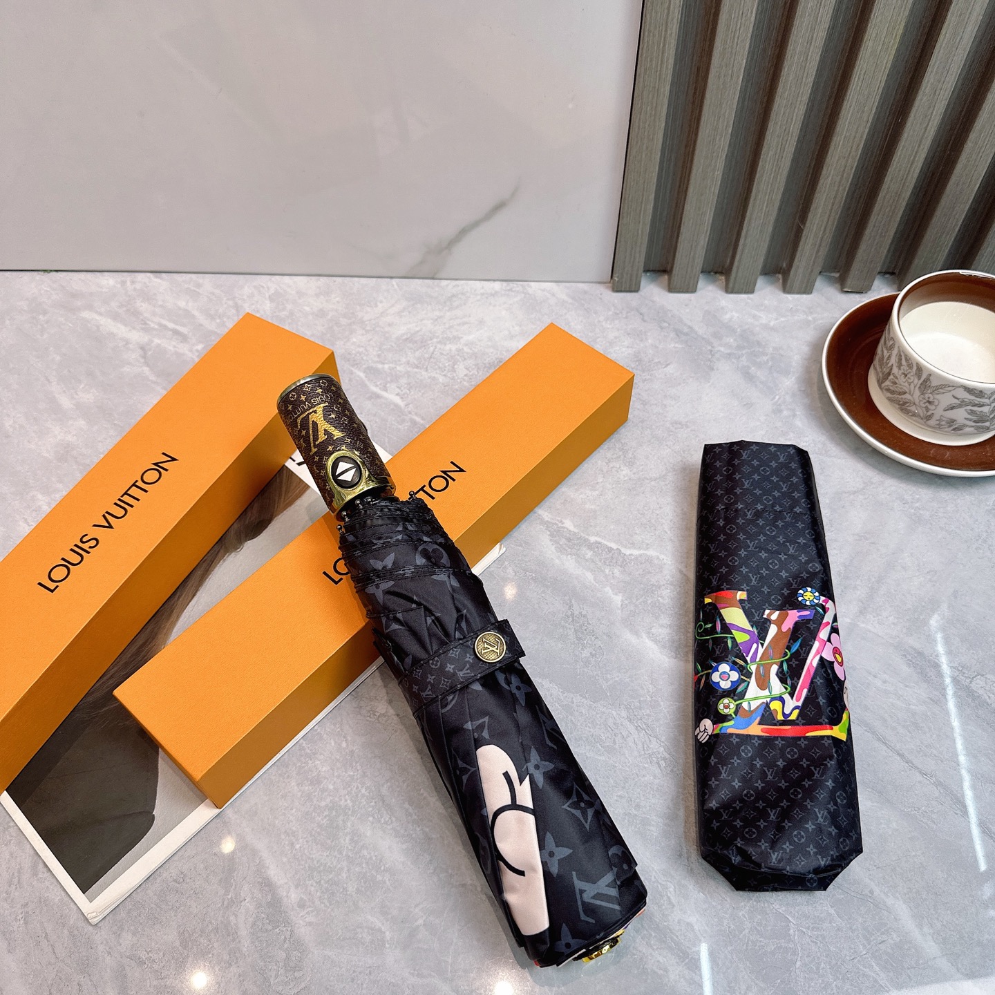  LV 路易威登三折防晒睛雨伞🔥🔥 夏季新款 全自动折叠晴雨伞 
内里黑色涂层防晒有效阻隔紫外线99%，