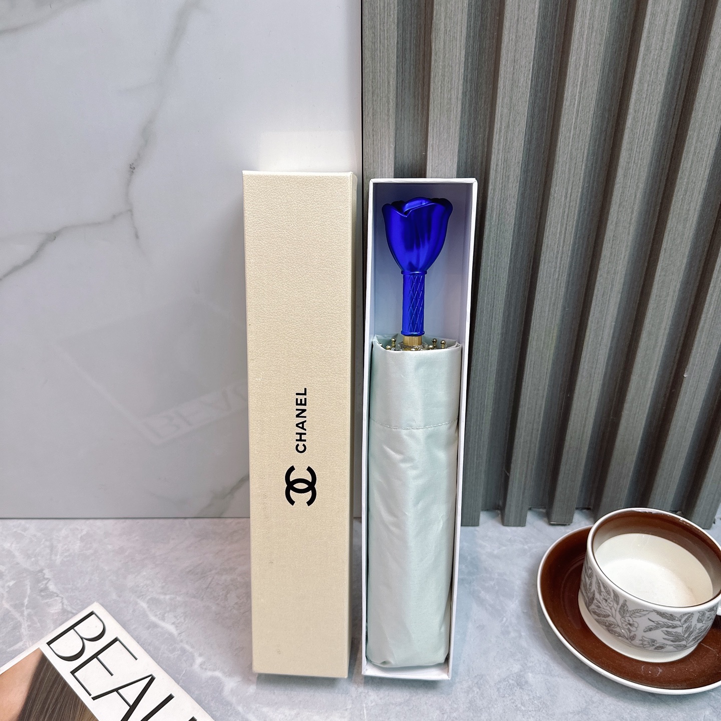 NO:378373,Chanel (CHANEL) blue chariot three-fold hand-opening high-end rose handle counter summer new style, magnesium aluminum alloy umbrella bones are super light and tough, very international style, elegant, noble, exquisite noble style, all integrated into the design of umbrella umbrella parasol sun umbrellas, umbrellas, chanel, chanel, umbrellas19860909香奈儿（CHANEL）蓝色妖姬三折手开款 高端玫瑰花手柄专柜夏季新款 采用加镁铝合金伞骨超轻超坚韧 很有国际范 优雅、高贵、精致的高贵风格 都融入雨伞的设计中雨伞遮阳伞太阳伞,雨伞,chanel,chanel,umbrellas,accessory