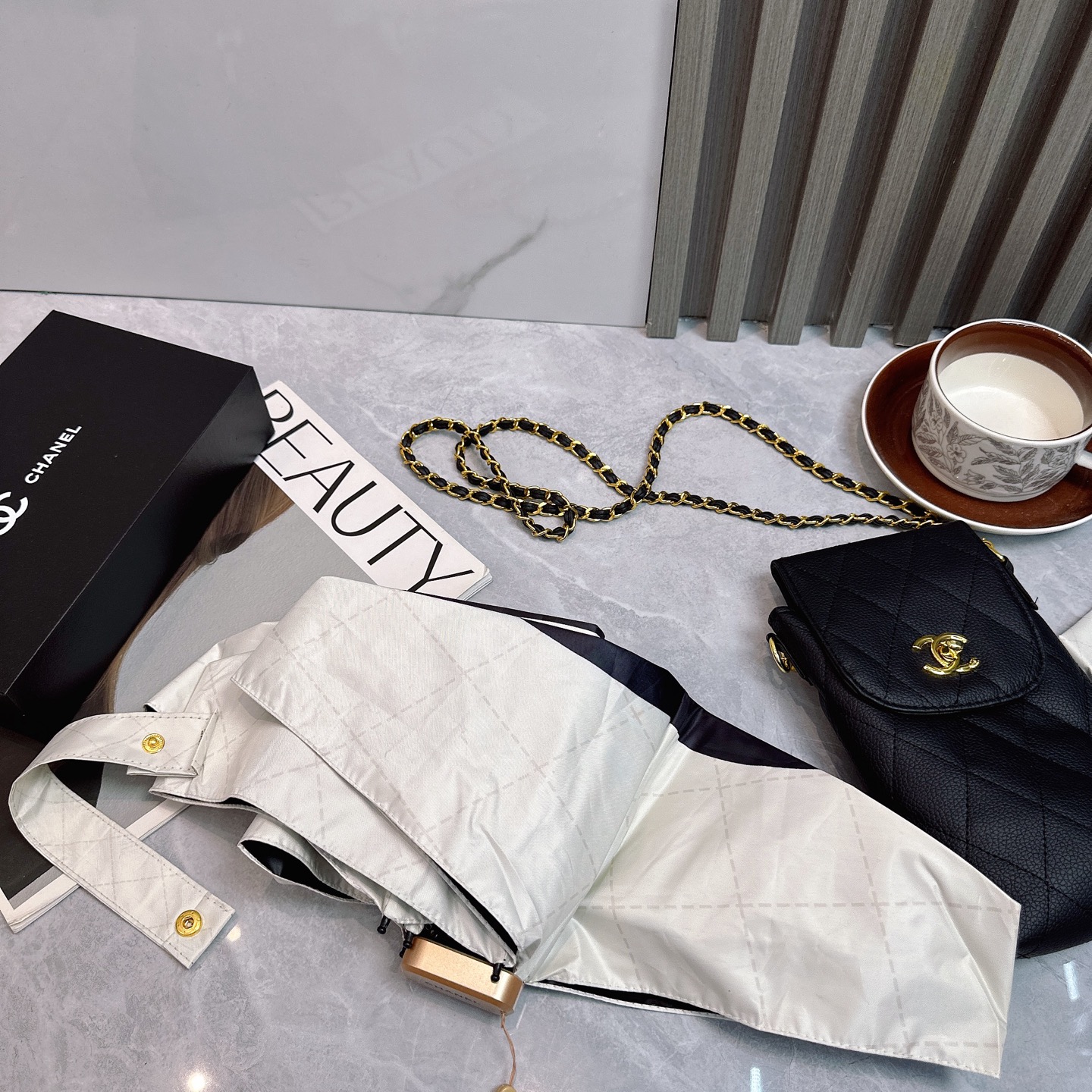 CHANEL（香奈儿）夏季新款 拼接五折晴雨伞 配送链包配套礼盒 链包可放手机 ，时尚博主人手一套，造型