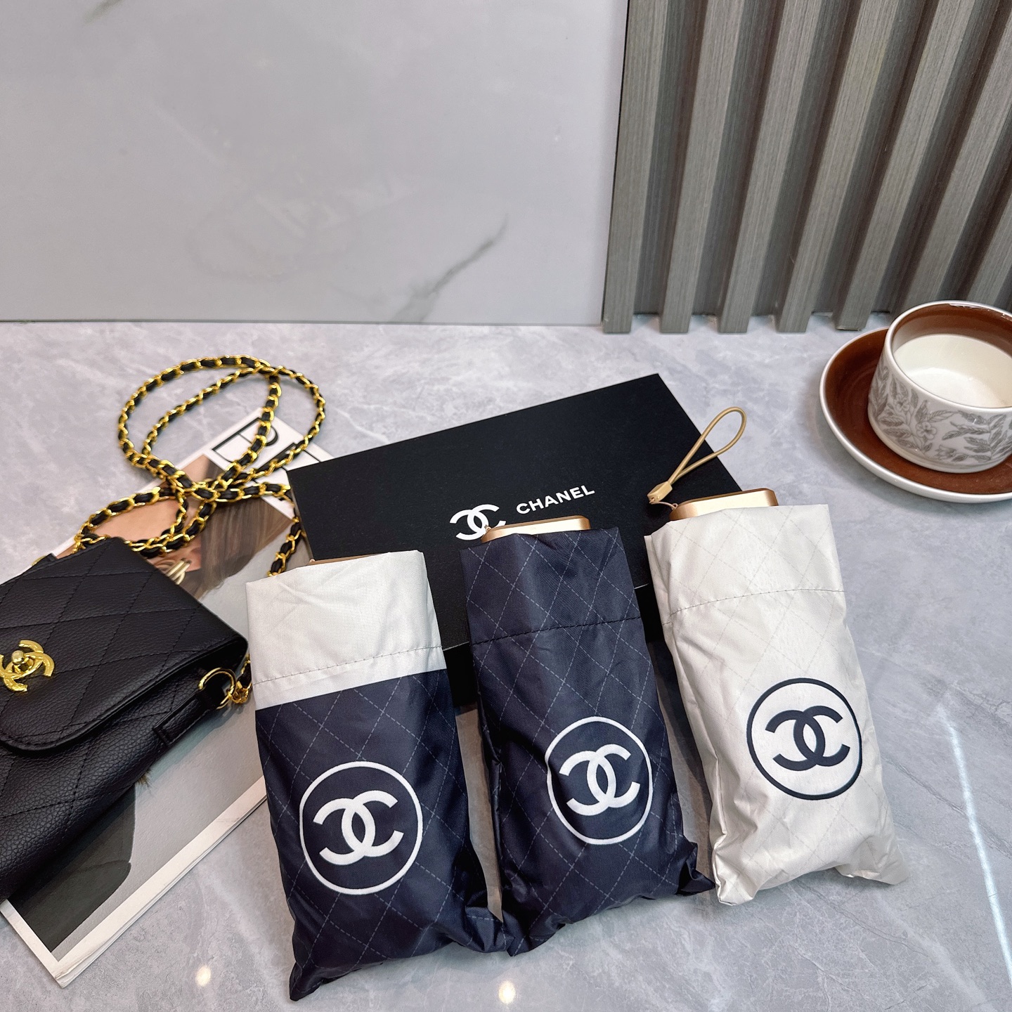 CHANEL（香奈儿）夏季新款 拼接五折晴雨伞 配送链包配套礼盒 链包可放手机 ，时尚博主人手一套，造型