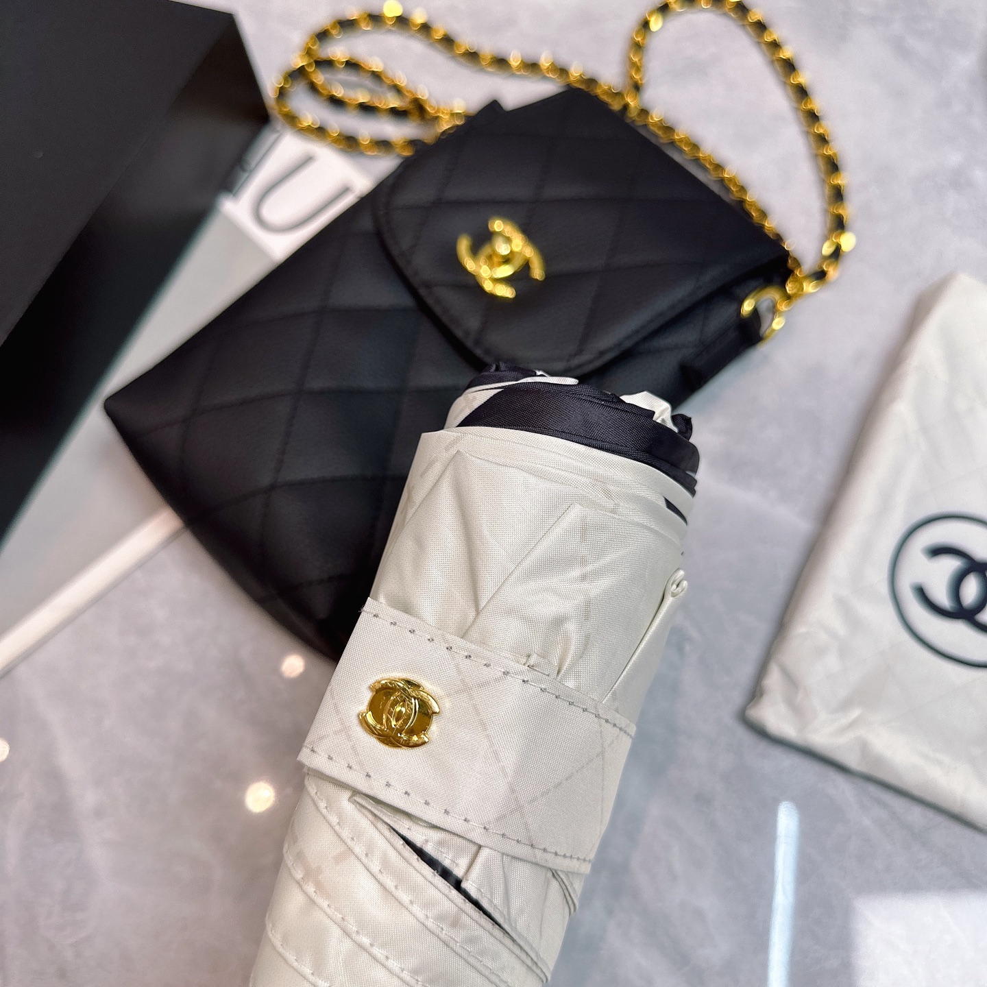CHANEL（香奈儿）夏季新款 拼接五折晴雨伞 配送链包配套礼盒 链包可放手机 ，时尚博主人手一套，造型