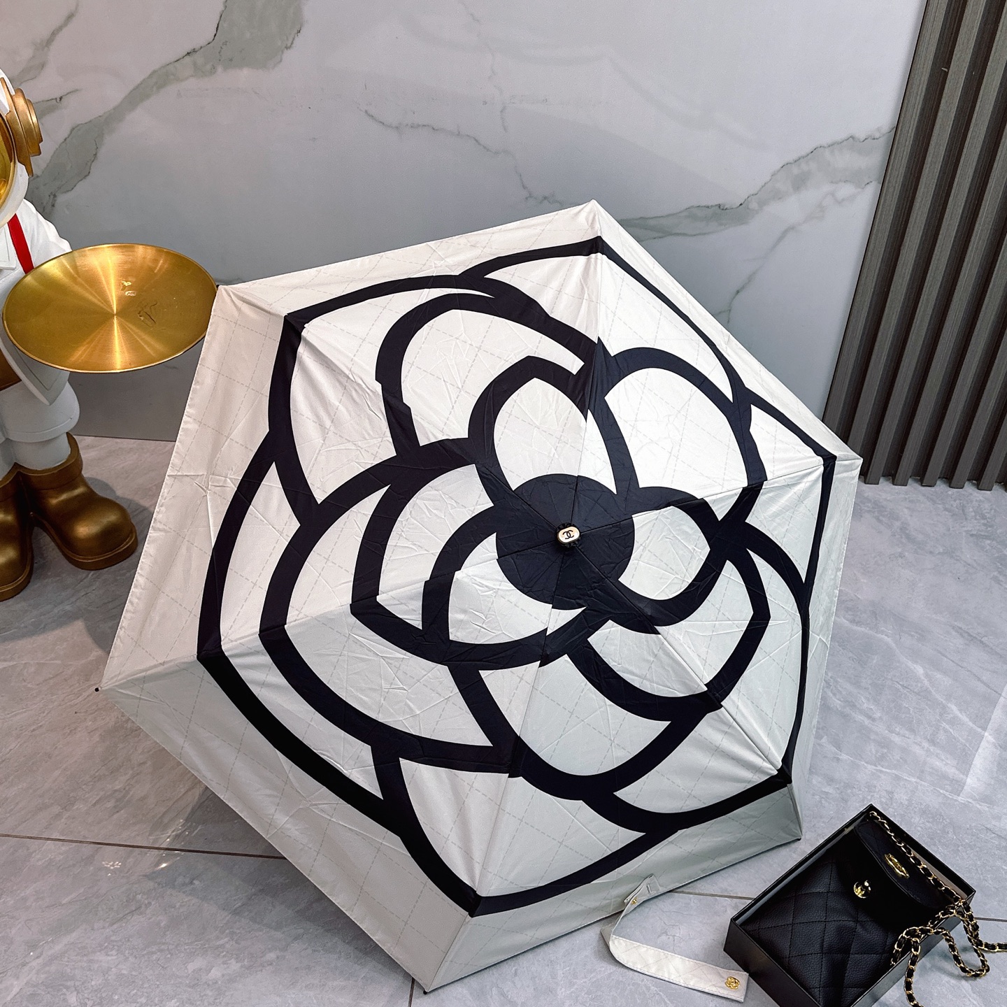 CHANEL（香奈儿）夏季新款 拼接五折晴雨伞 配送链包配套礼盒 链包可放手机 ，时尚博主人手一套，造型