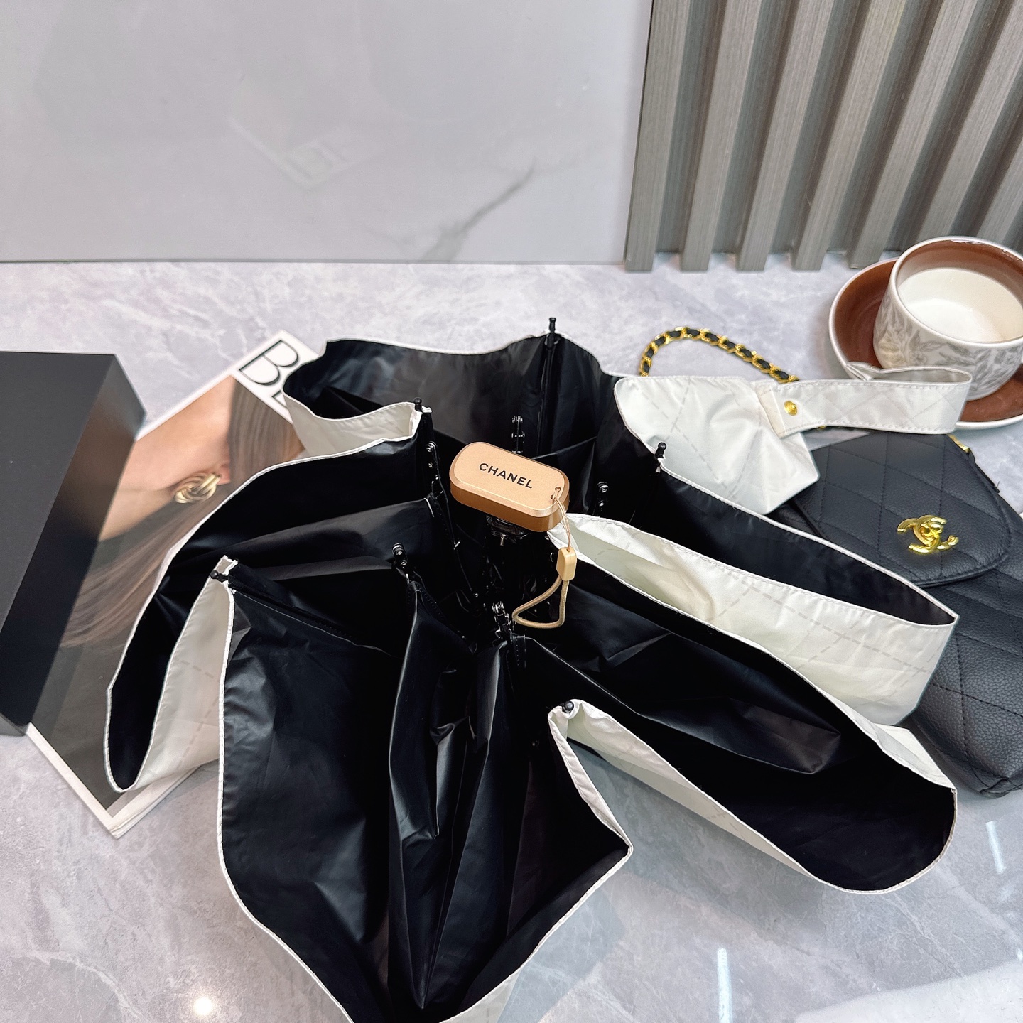 CHANEL（香奈儿）夏季新款 拼接五折晴雨伞 配送链包配套礼盒 链包可放手机 ，时尚博主人手一套，造型