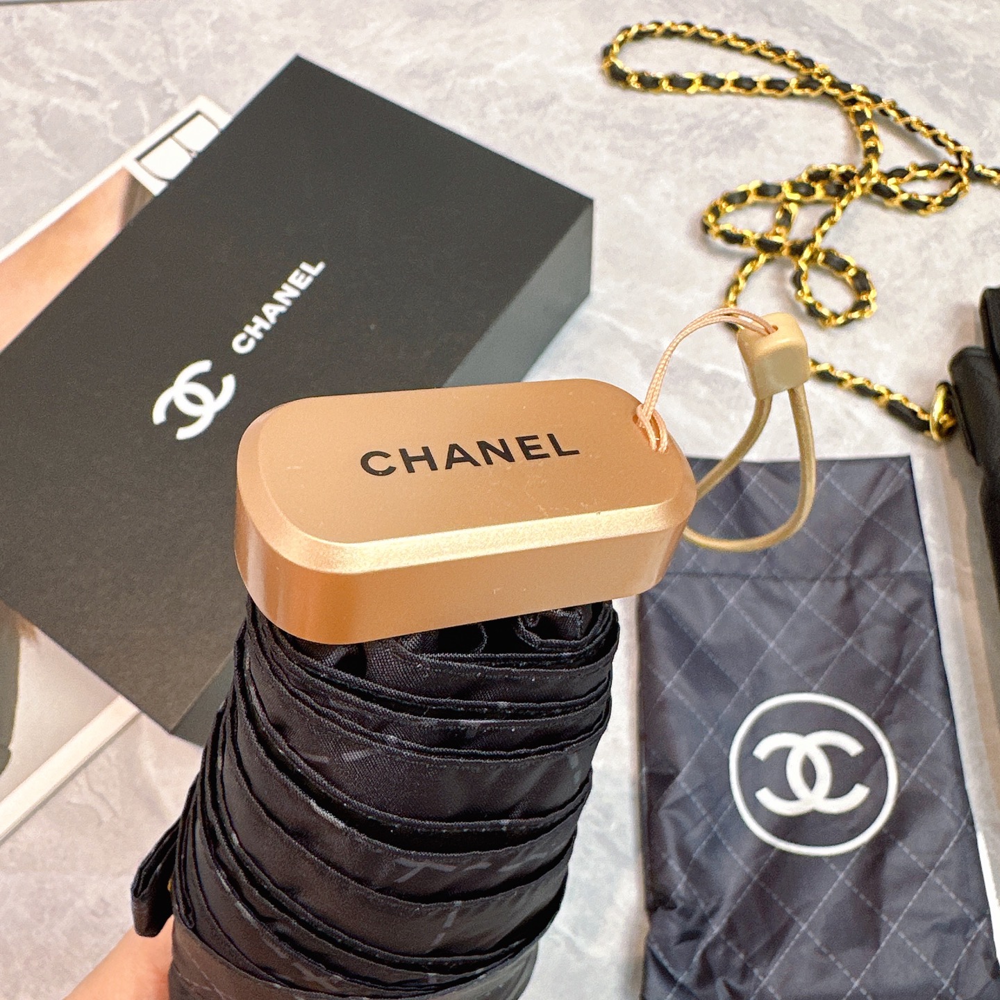 CHANEL（香奈儿）夏季新款 拼接五折晴雨伞 配送链包配套礼盒 链包可放手机 ，时尚博主人手一套，造型