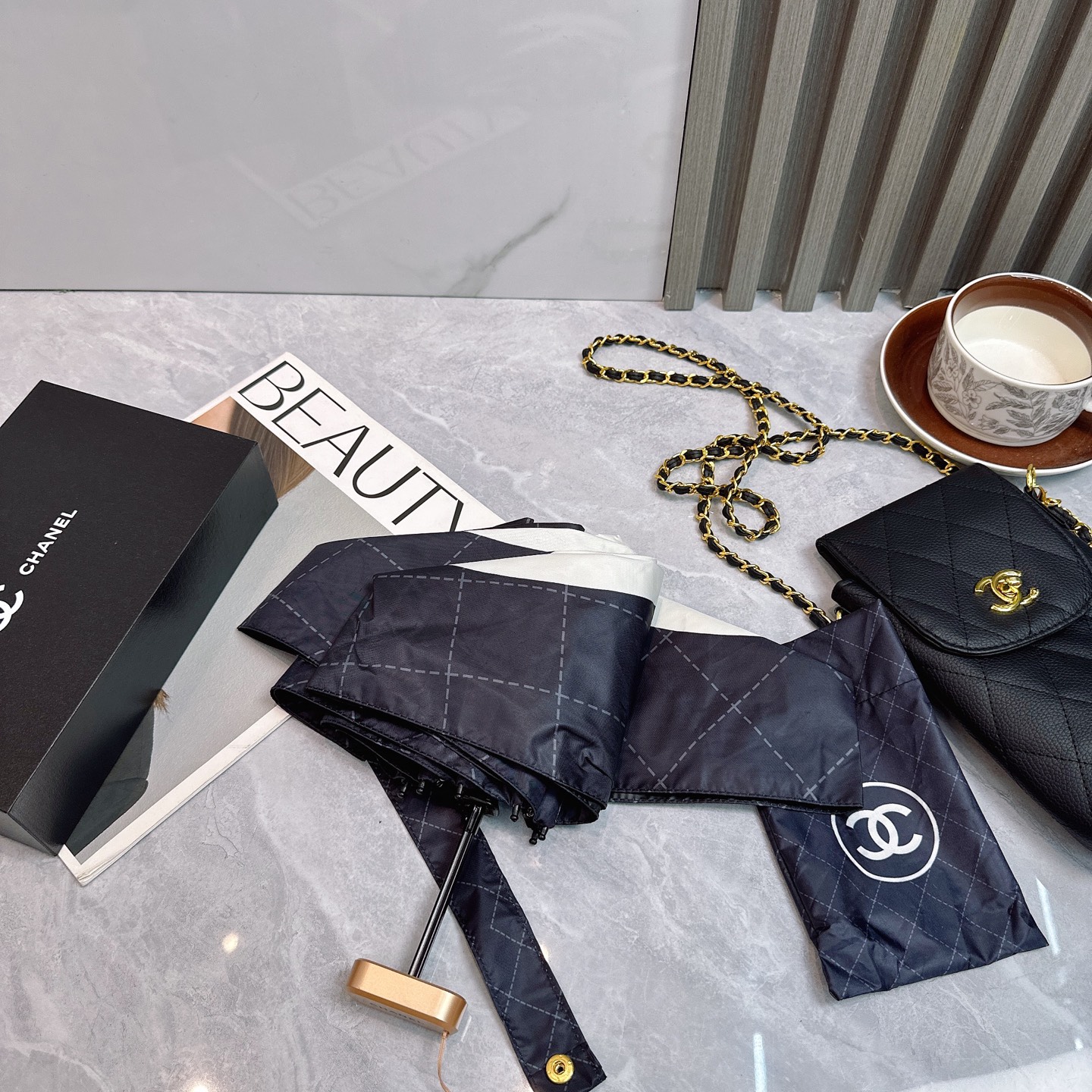 CHANEL（香奈儿）夏季新款 拼接五折晴雨伞 配送链包配套礼盒 链包可放手机 ，时尚博主人手一套，造型