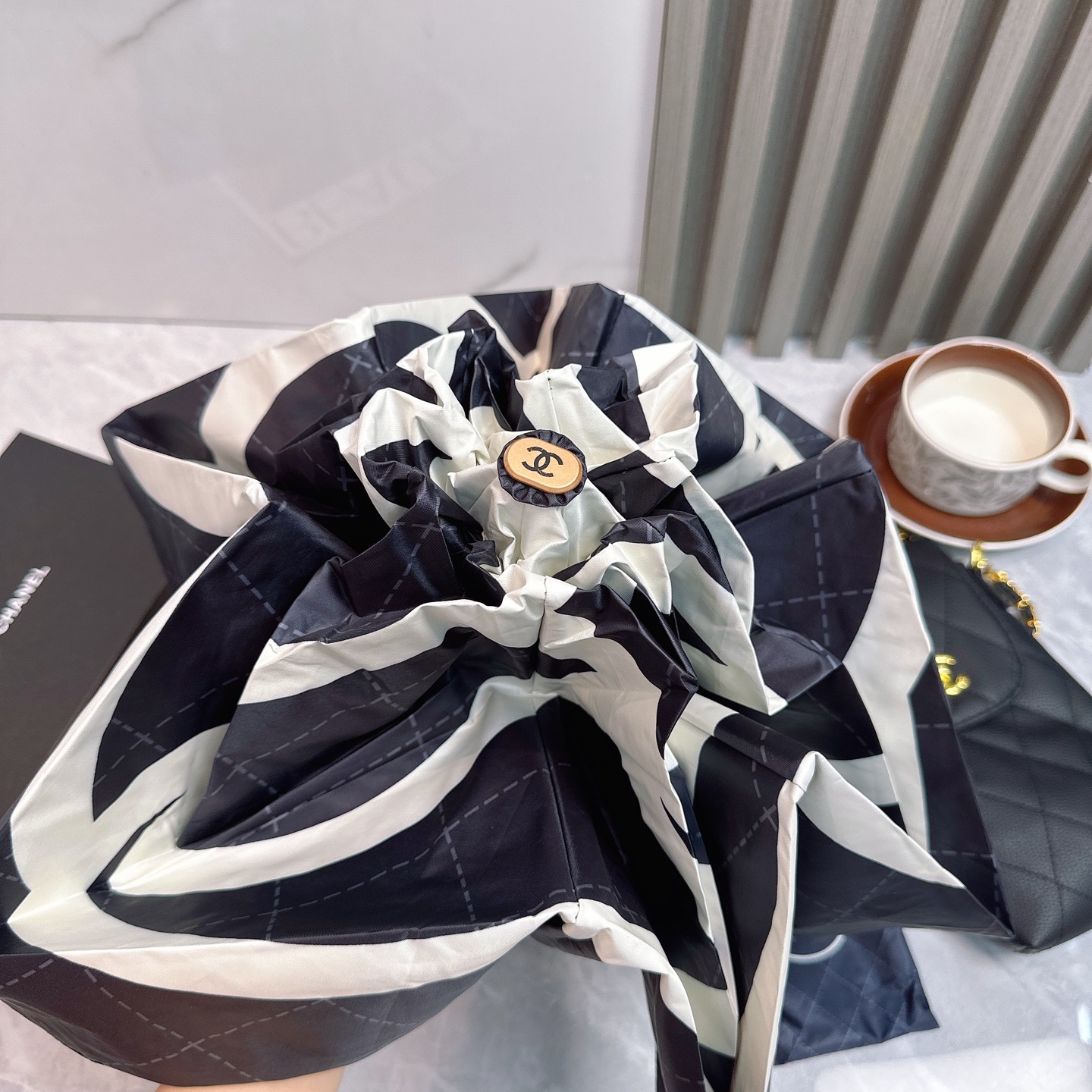 CHANEL（香奈儿）夏季新款 拼接五折晴雨伞 配送链包配套礼盒 链包可放手机 ，时尚博主人手一套，造型