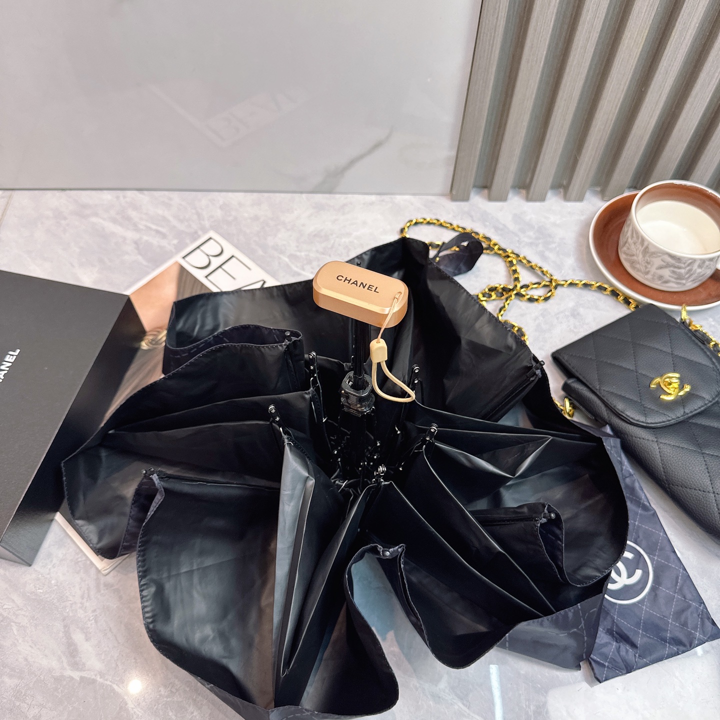 CHANEL（香奈儿）夏季新款 拼接五折晴雨伞 配送链包配套礼盒 链包可放手机 ，时尚博主人手一套，造型