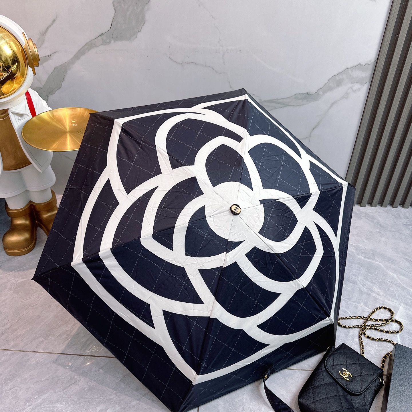 CHANEL（香奈儿）夏季新款 拼接五折晴雨伞 配送链包配套礼盒 链包可放手机 ，时尚博主人手一套，造型