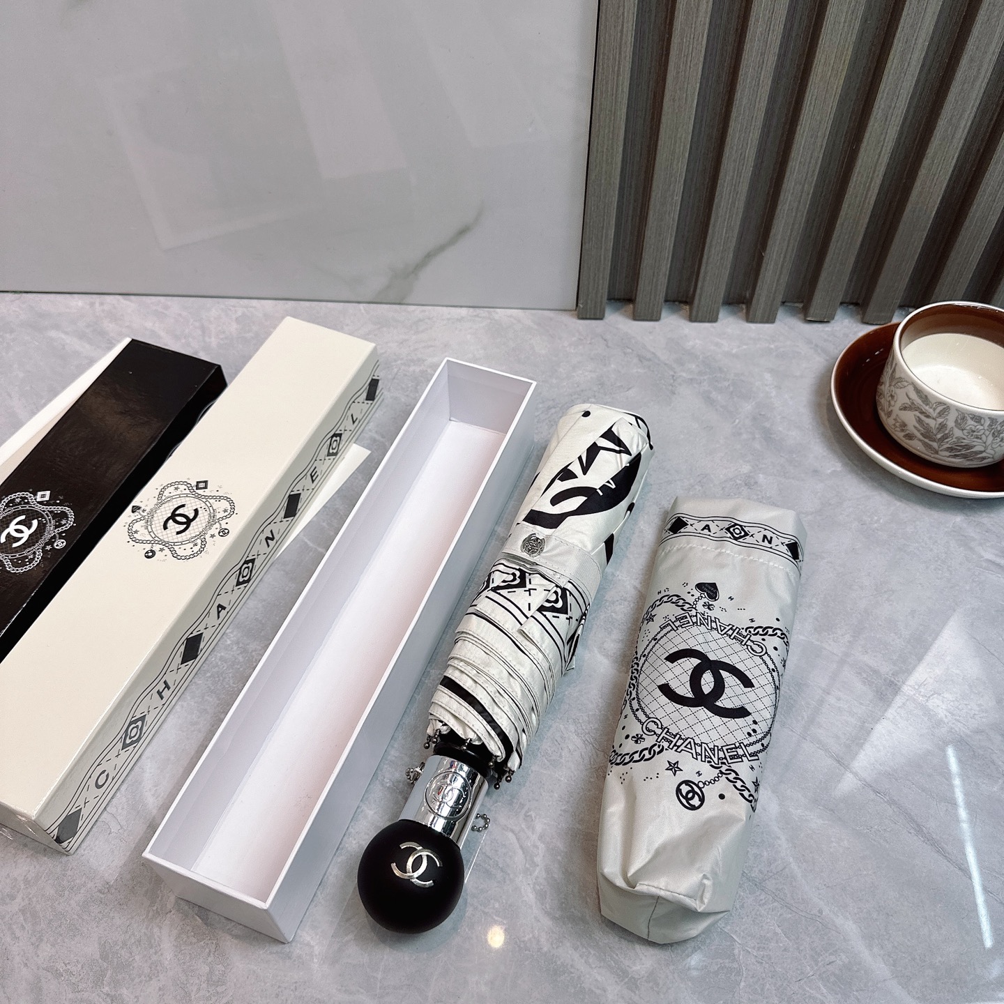  CHANEL（香奈儿）夏季新款 全自动折叠晴雨伞 
黑色涂层防晒有效阻隔紫外线99%，UPF>50 
