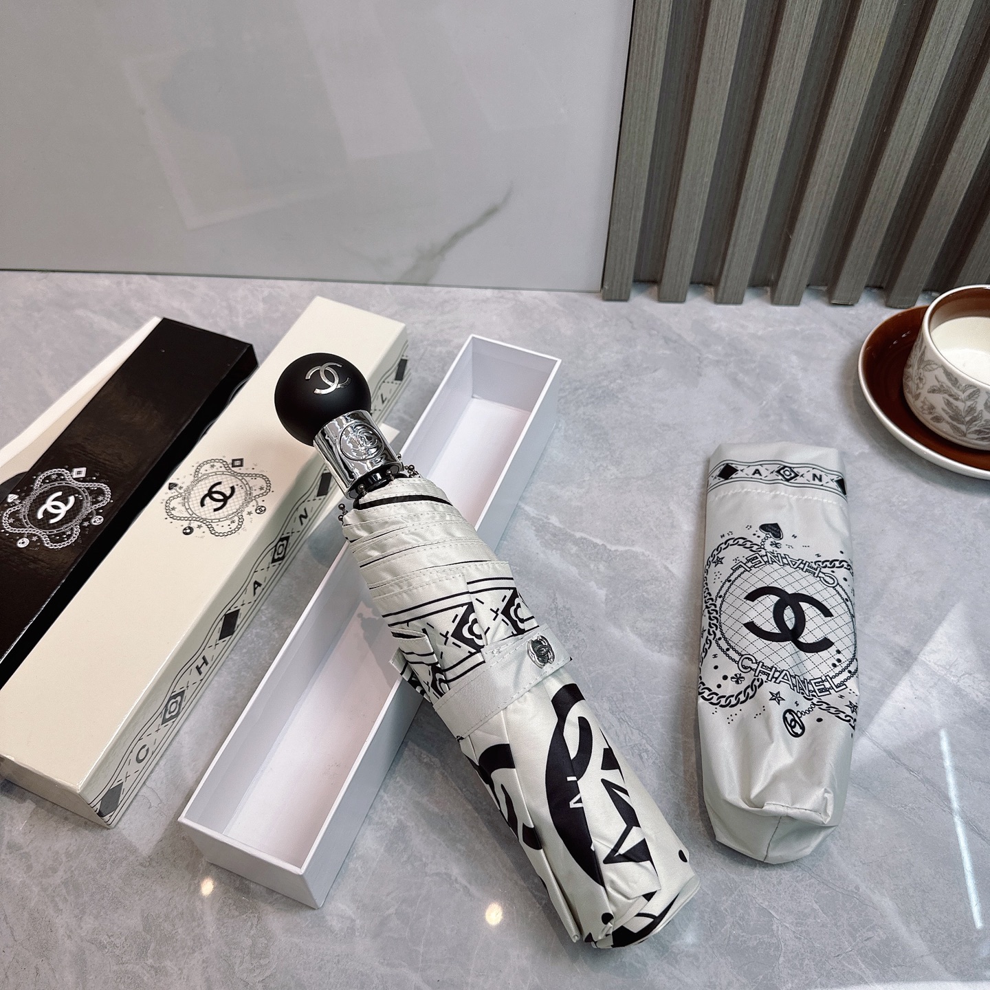  CHANEL（香奈儿）夏季新款 全自动折叠晴雨伞 
黑色涂层防晒有效阻隔紫外线99%，UPF>50 
