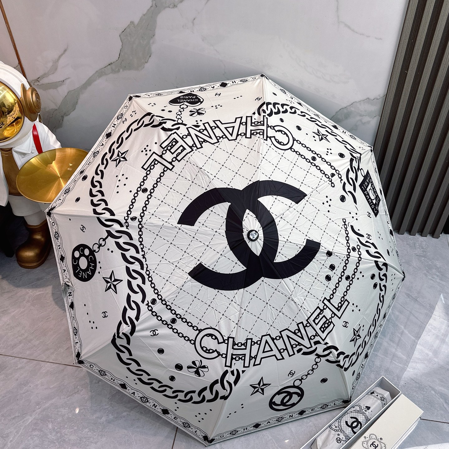  CHANEL（香奈儿）夏季新款 全自动折叠晴雨伞 
黑色涂层防晒有效阻隔紫外线99%，UPF>50 

