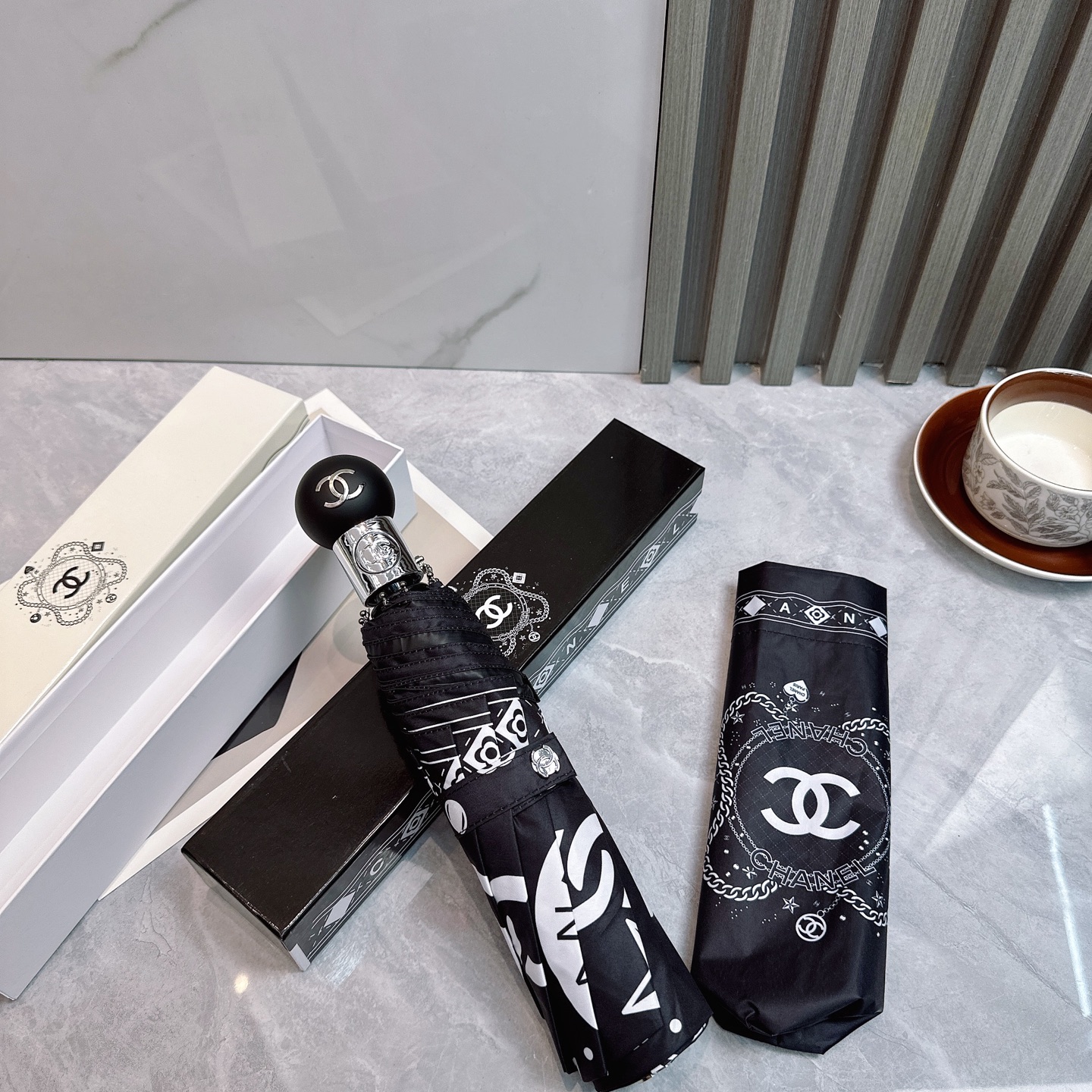  CHANEL（香奈儿）夏季新款 全自动折叠晴雨伞 
黑色涂层防晒有效阻隔紫外线99%，UPF>50 
