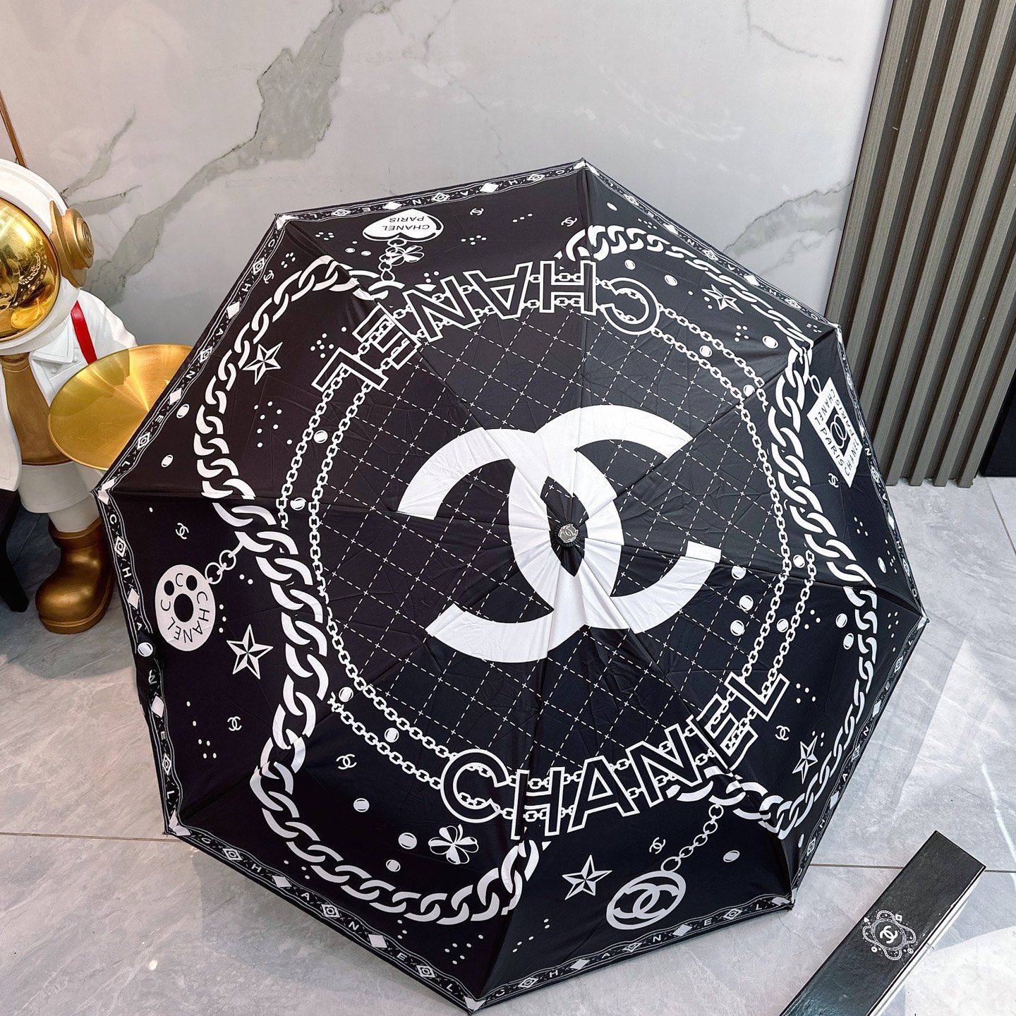  CHANEL（香奈儿）夏季新款 全自动折叠晴雨伞 
黑色涂层防晒有效阻隔紫外线99%，UPF>50 

