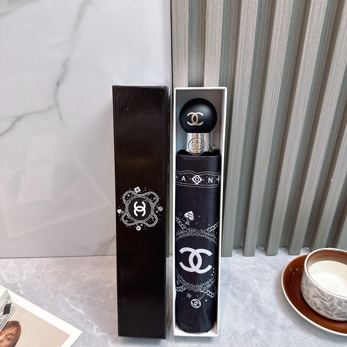  CHANEL（香奈儿）夏季新款 全自动折叠晴雨伞 
黑色涂层防晒有效阻隔紫外线99%，UPF>50 
