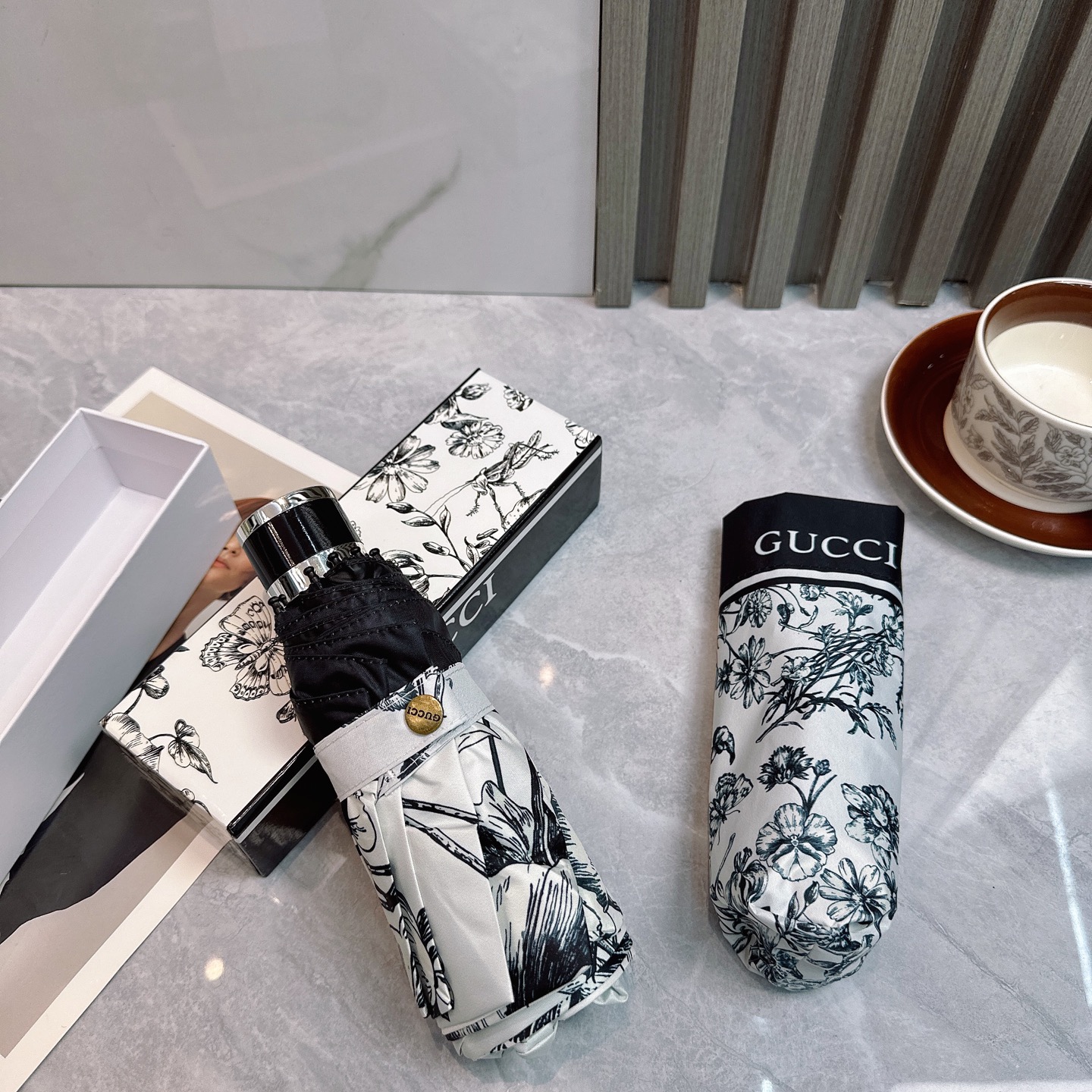  🌈🌈️ 古驰Gucci 五折防晒睛雨伞🔥🔥 夏季新款 折叠晴雨伞 
内里黑色涂层防晒有效阻隔紫外线99