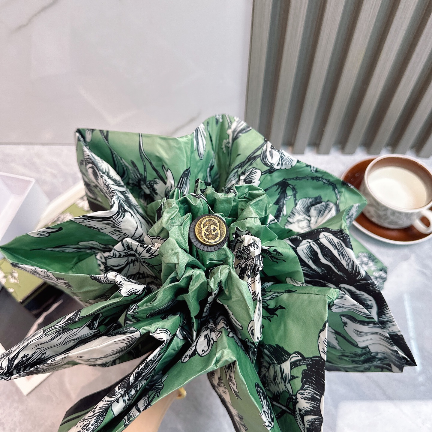  🌈🌈️ 古驰Gucci 五折防晒睛雨伞🔥🔥 夏季新款 折叠晴雨伞 
内里黑色涂层防晒有效阻隔紫外线99
