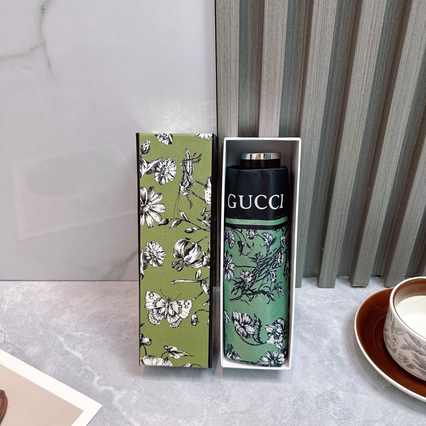  🌈🌈️ 古驰Gucci 五折防晒睛雨伞🔥🔥 夏季新款 折叠晴雨伞 
内里黑色涂层防晒有效阻隔紫外线99