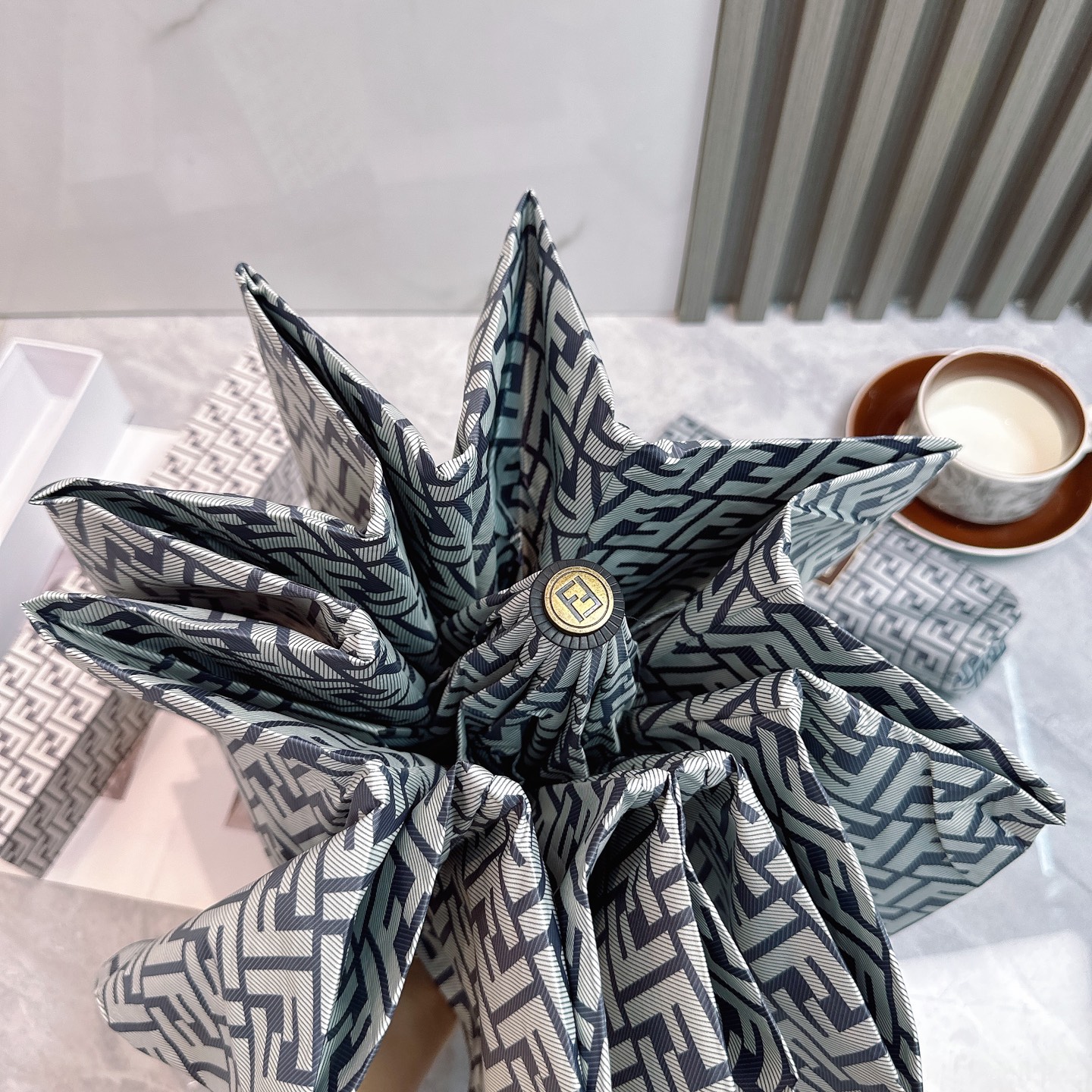  FENDI（芬迪）年度火爆力作🔥🔥 来自意大利的著名奢侈品牌 以其调皮古怪的风格创造了一个独特的时尚席