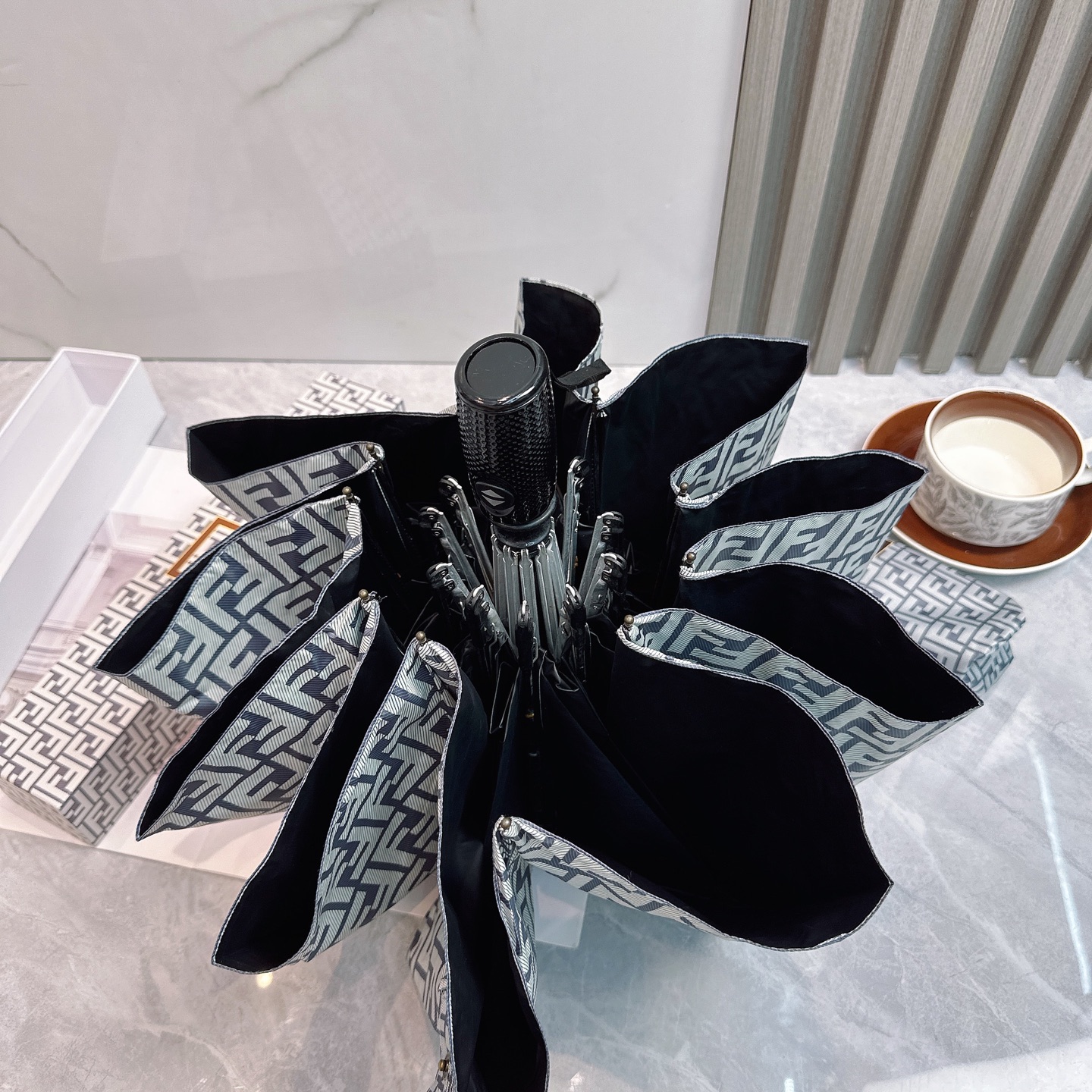  FENDI（芬迪）年度火爆力作🔥🔥 来自意大利的著名奢侈品牌 以其调皮古怪的风格创造了一个独特的时尚席