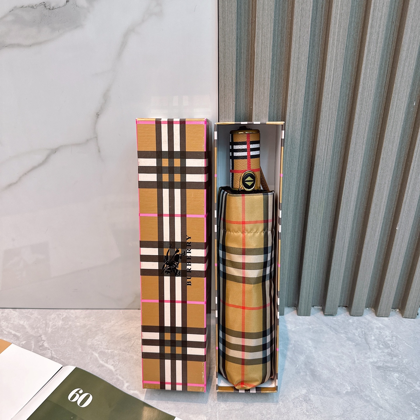 NO:378469,BURBERRY (Burberry) with a tote bag complete gift box packaging Original list Classic round handle with high-end leather, super good feel, original packaging is super suitable for gifts for people or for personal use, and is perfectly presented on the umbrella surface with high-end spray painting. Bajia sunny umbrella is particularly proud of because of its super sun protection function. Light shading rate UV shading rate (UV) is all first-class. Very international style. Elegant, noble, exquisite noble style. They are all integrated into the design of the umbrella. The moment they hold up, the whole person feels confident. It is definitely a great product that combines quality and taste. This year, I have a handful of fashion, with gift boxes, umbrellas, umbrellas, umbrellas19860909BURBERRY（巴宝莉）配手提袋整套礼盒包装 原单 经典圆形手柄搭配高端皮革 手感超级棒 原版包装无论是送人还是自用都超合适 采用高端喷绘完美呈现在伞面上 巴家晴雨伞特别值得骄傲就是其超强的防晒功能 遮光率 UV遮挡率（紫外线）都是一级棒的 很有国际范 优雅、高贵、精致的高贵风格 都融入雨伞的设计中 撑起的瞬间 整个人都觉得自信起来 绝对是质量与品位双结合的牛货 今年拥有一把 走在时尚前沿,配礼盒雨伞遮阳伞太阳伞,雨伞,burberry,burberry,burberry,umbrellas,accessory