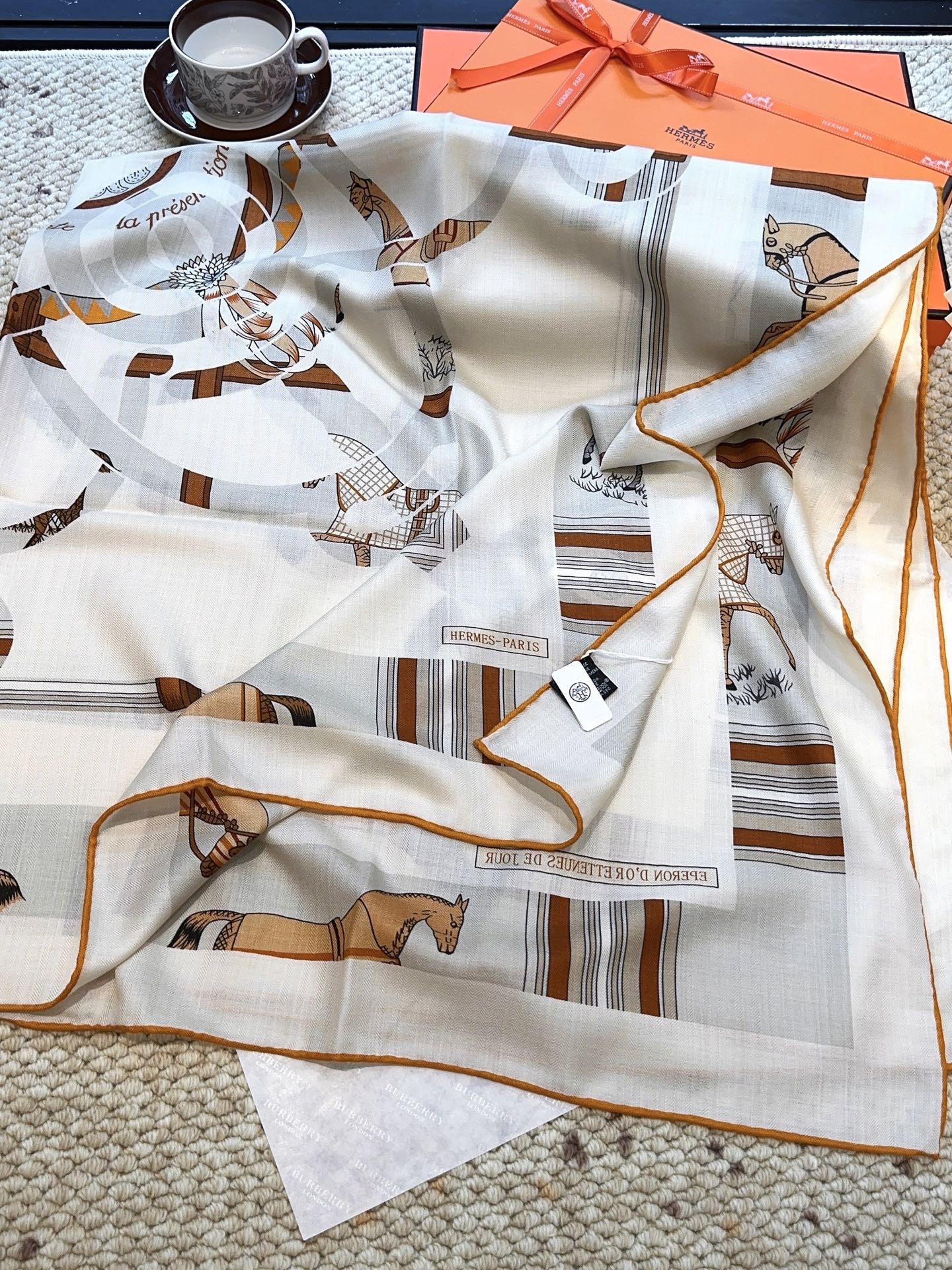 爱马仕（Hermes）上新💕【爱马仕2025春夏 】这款点睛配饰可以多种方式佩戴，与任何服饰皆搭配得宜。