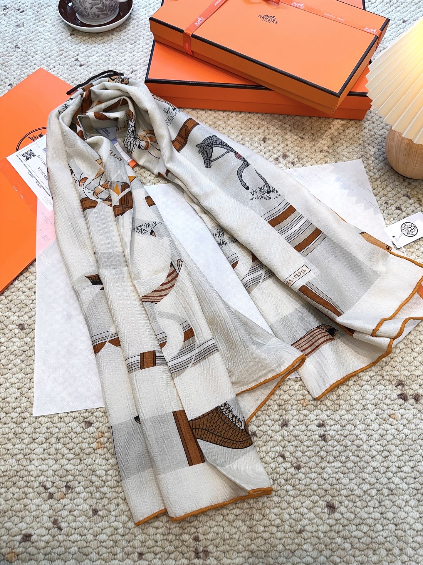 爱马仕（Hermes）上新💕【爱马仕2025春夏 】这款点睛配饰可以多种方式佩戴，与任何服饰皆搭配得宜。