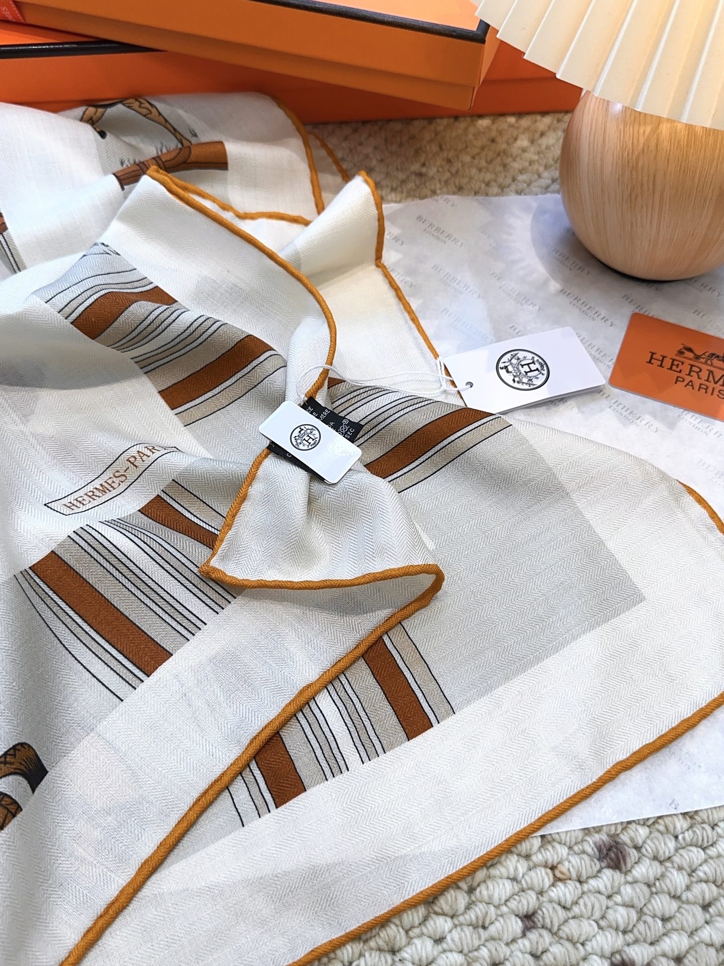 爱马仕（Hermes）上新💕【爱马仕2025春夏 】这款点睛配饰可以多种方式佩戴，与任何服饰皆搭配得宜。