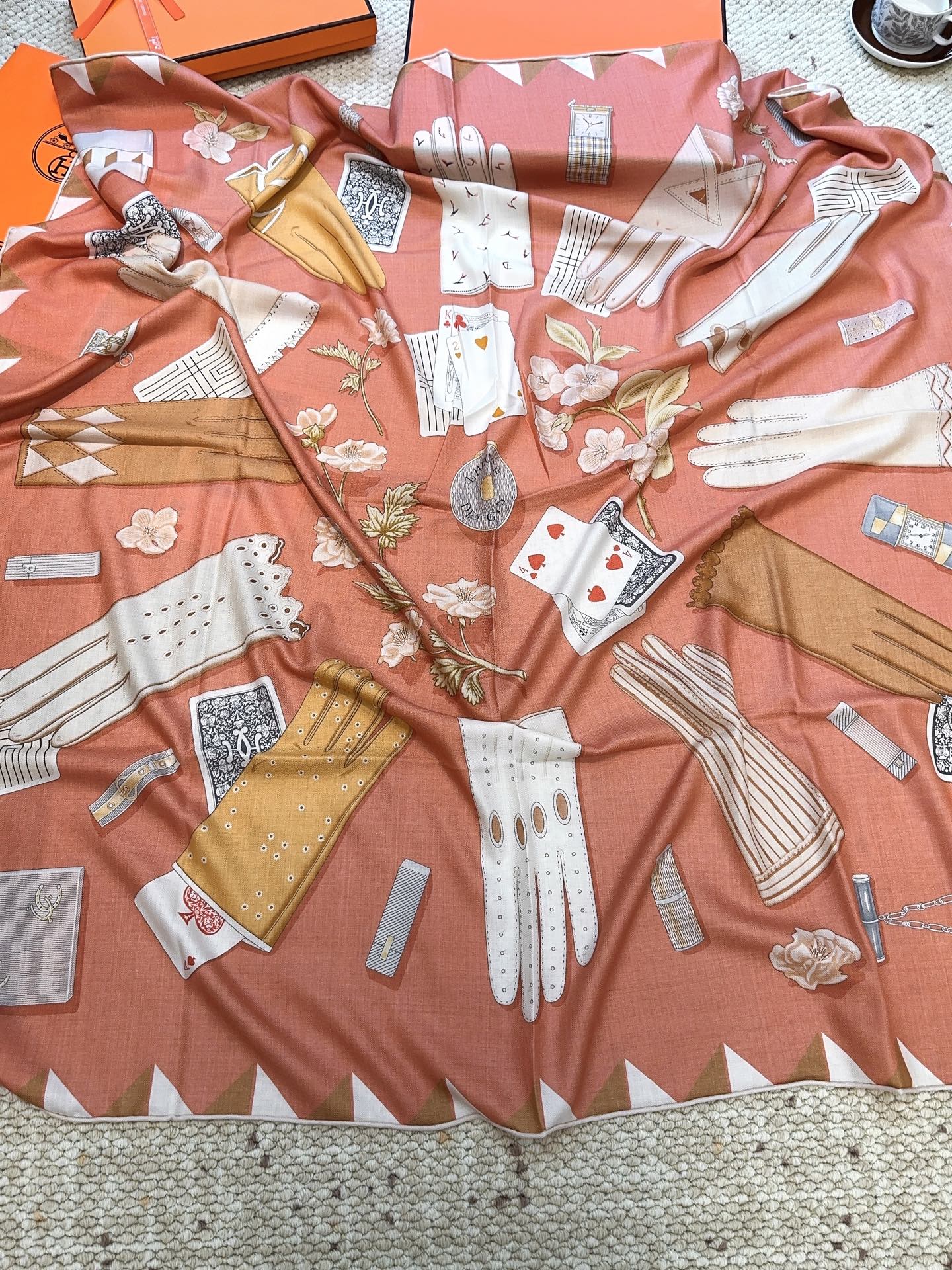 爱马仕（Hermes）上新💕【爱马仕2025春夏 】这款点睛配饰可以多种方式佩戴，与任何服饰皆搭配得宜。