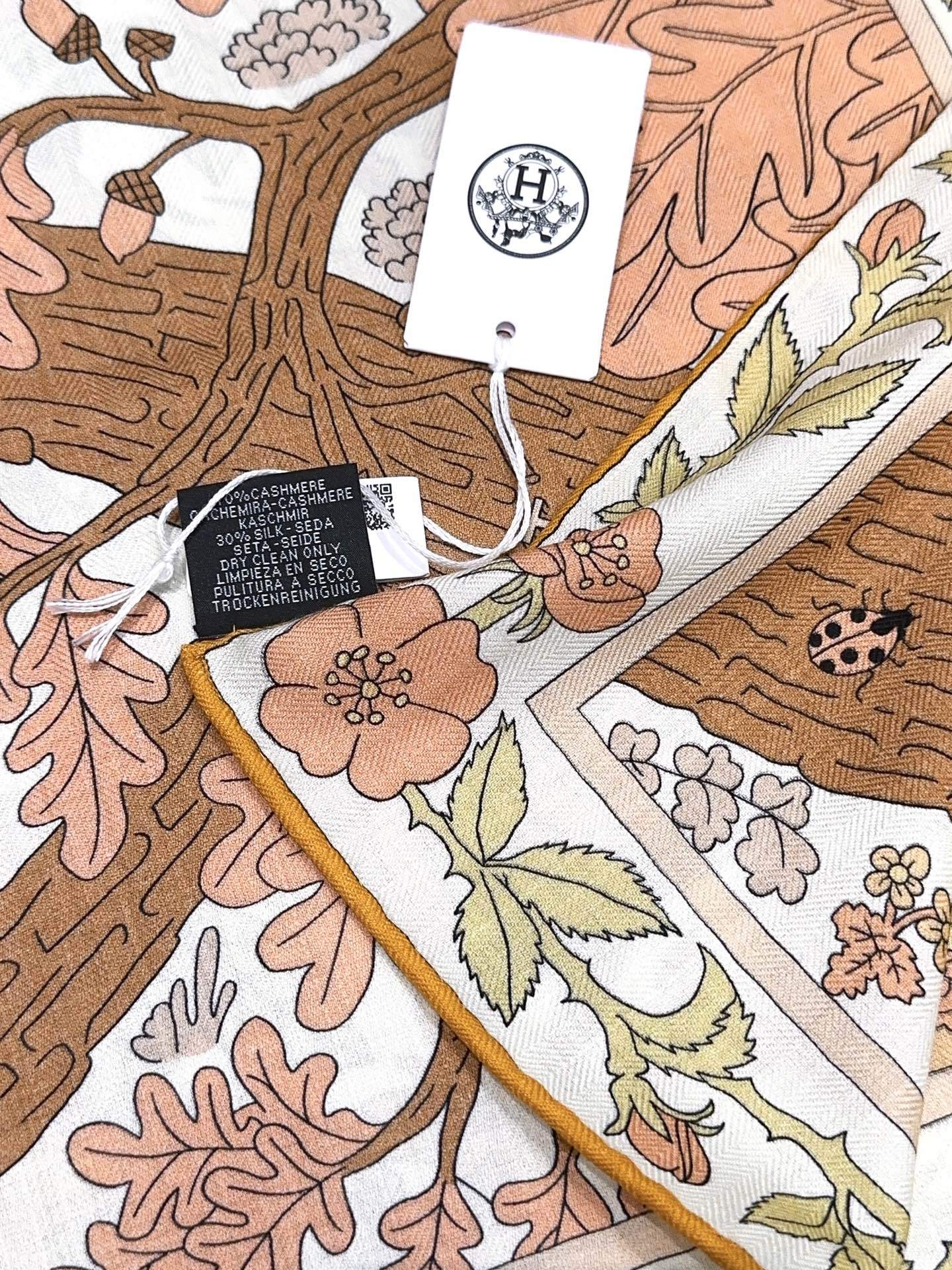 爱马仕(Hermes)2025年秋冬抢先 上新💞【双面同色丝毛方巾】手工卷边山羊绒和真丝混纺披肩(70%