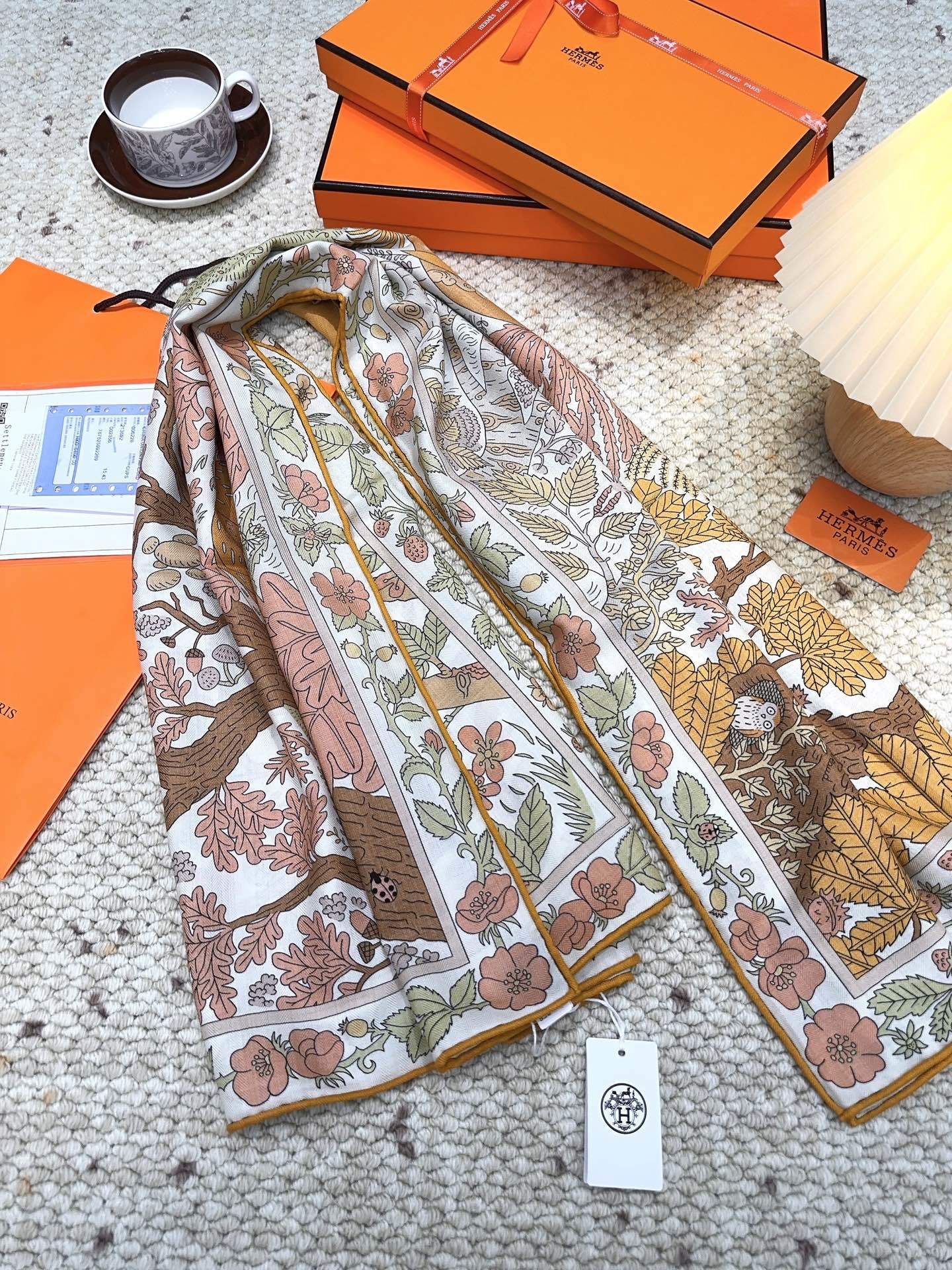 爱马仕(Hermes)2025年秋冬抢先 上新💞【双面同色丝毛方巾】手工卷边山羊绒和真丝混纺披肩(70%