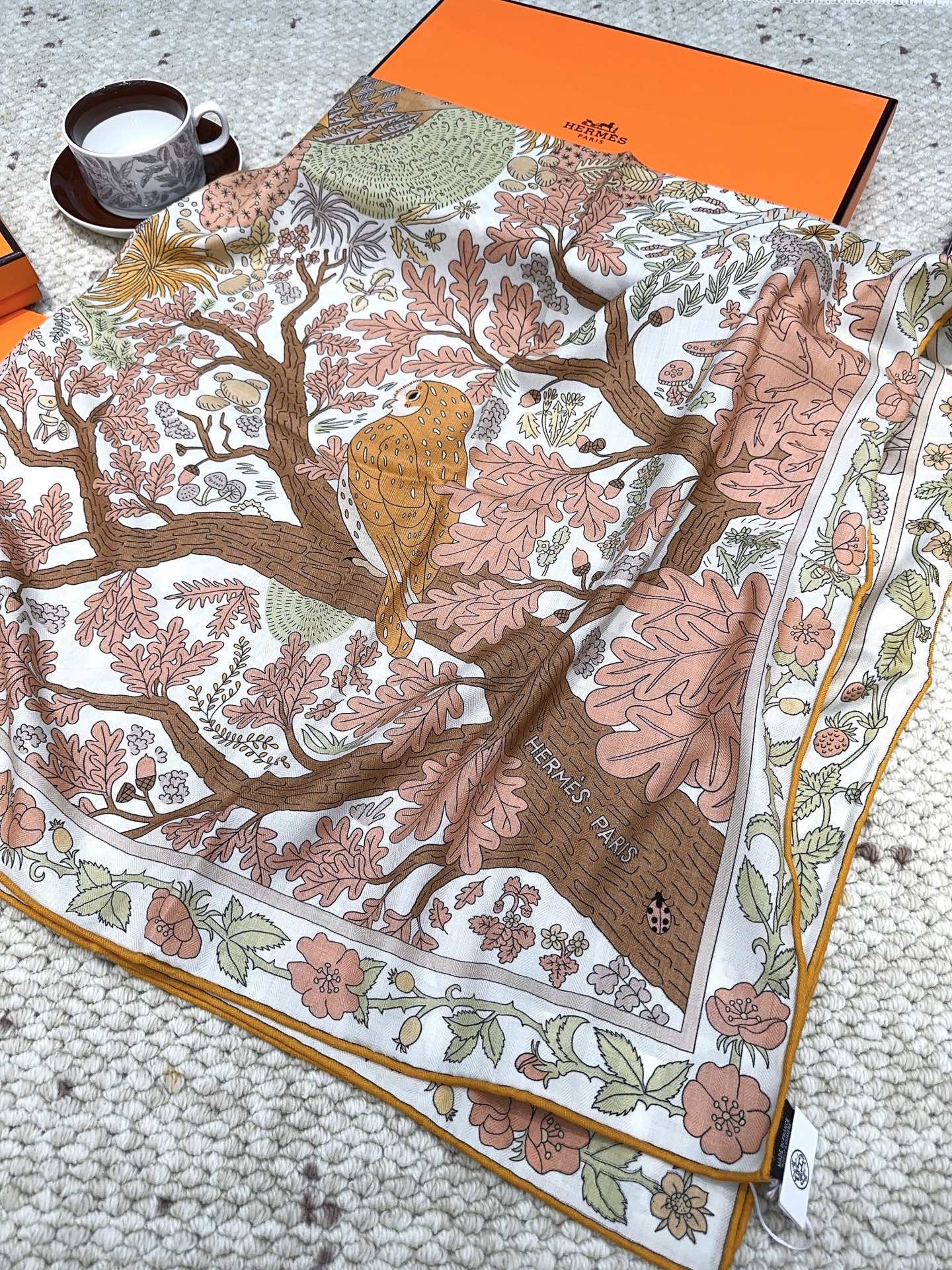 爱马仕(Hermes)2025年秋冬抢先 上新💞【双面同色丝毛方巾】手工卷边山羊绒和真丝混纺披肩(70%