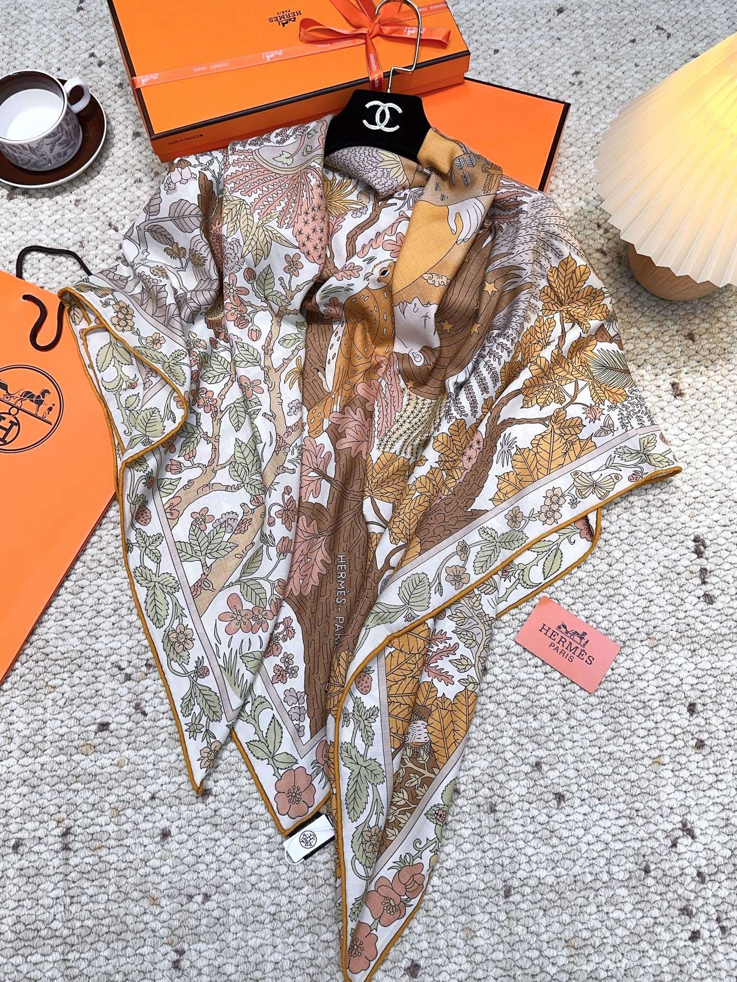 爱马仕(Hermes)2025年秋冬抢先 上新💞【双面同色丝毛方巾】手工卷边山羊绒和真丝混纺披肩(70%