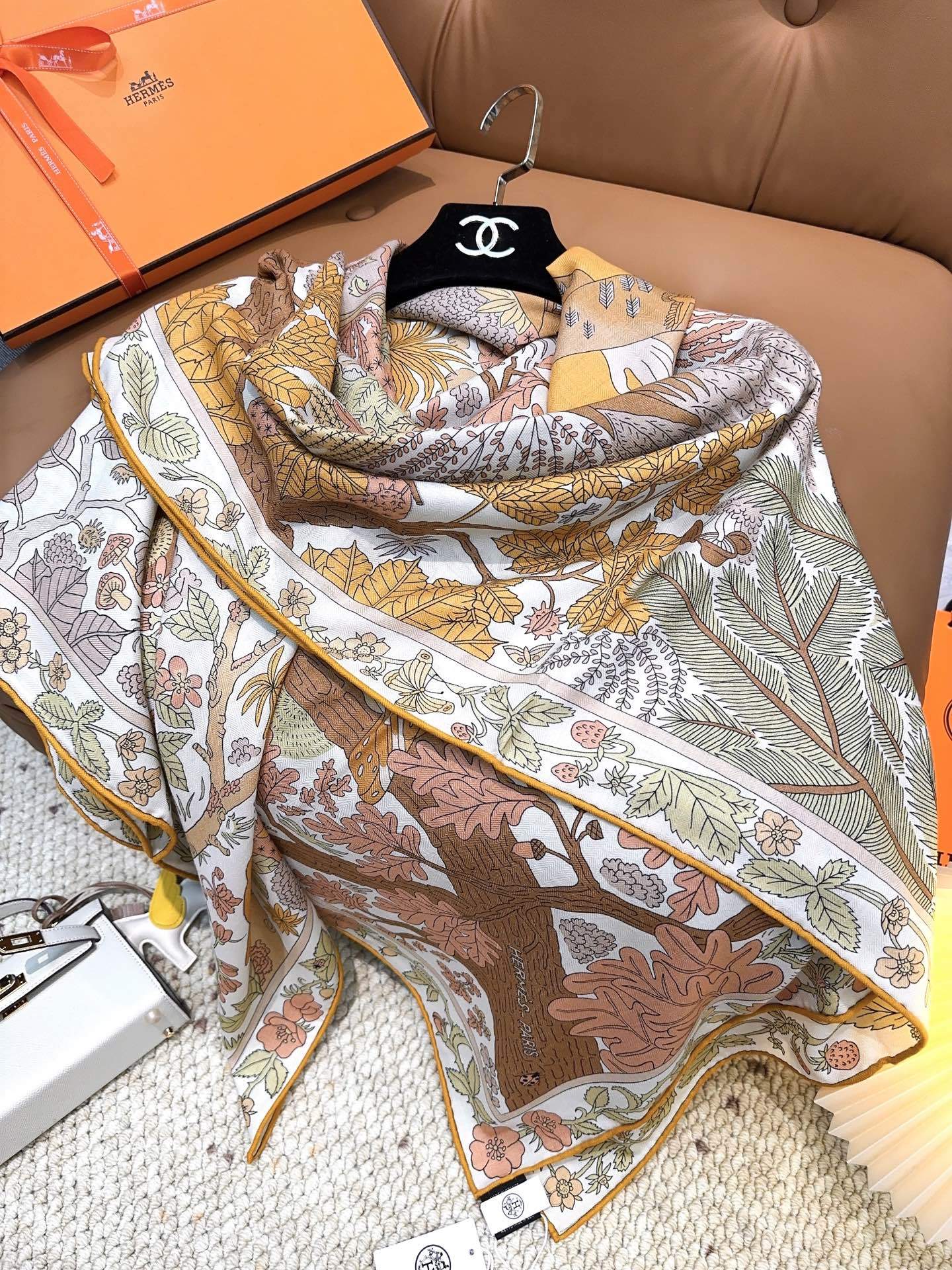 爱马仕(Hermes)2025年秋冬抢先 上新💞【双面同色丝毛方巾】手工卷边山羊绒和真丝混纺披肩(70%