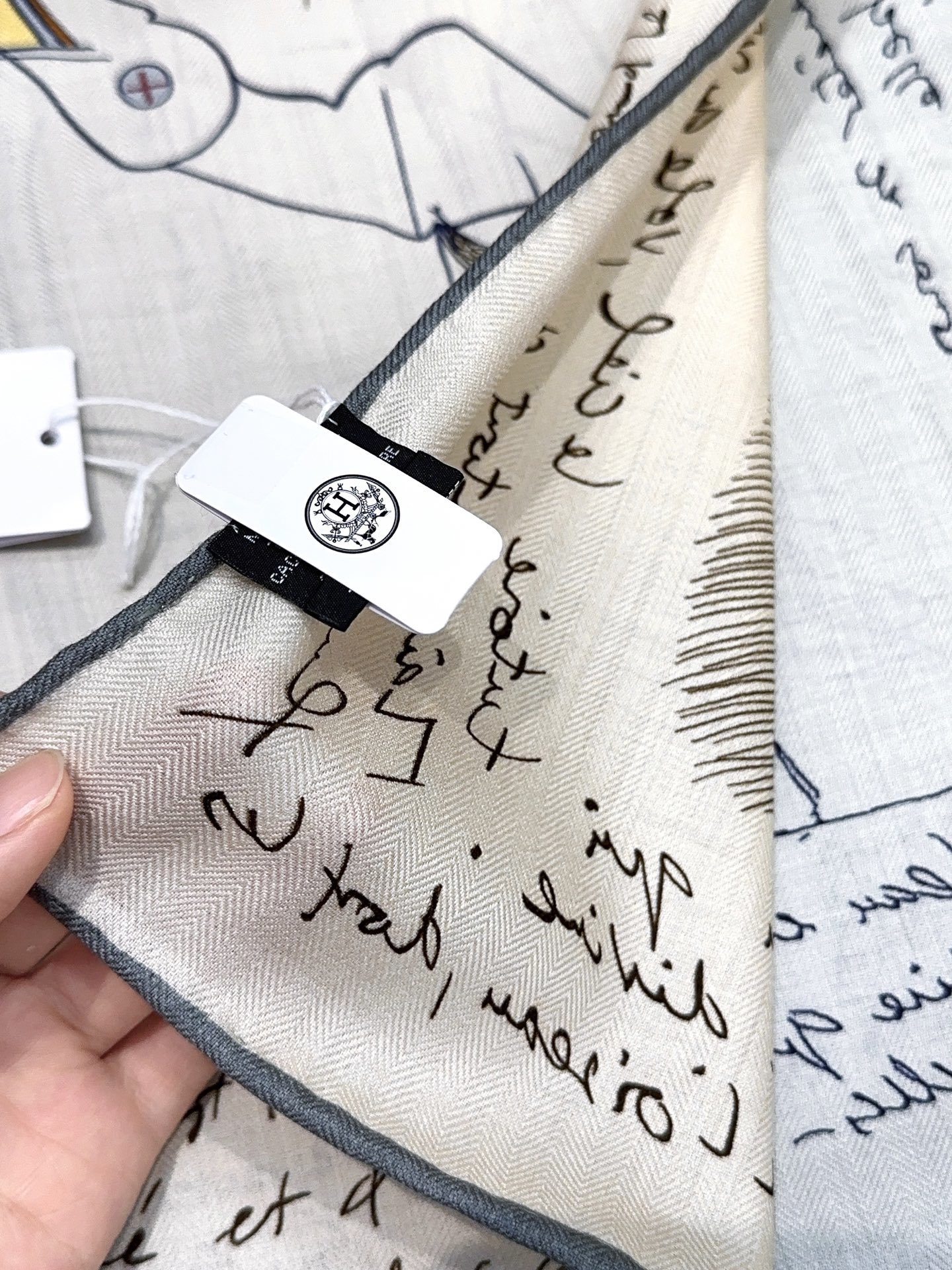 爱马仕(Hermes)2025年秋冬抢先 上新💞【双面同色丝毛方巾】手工卷边山羊绒和真丝混纺披肩(70%