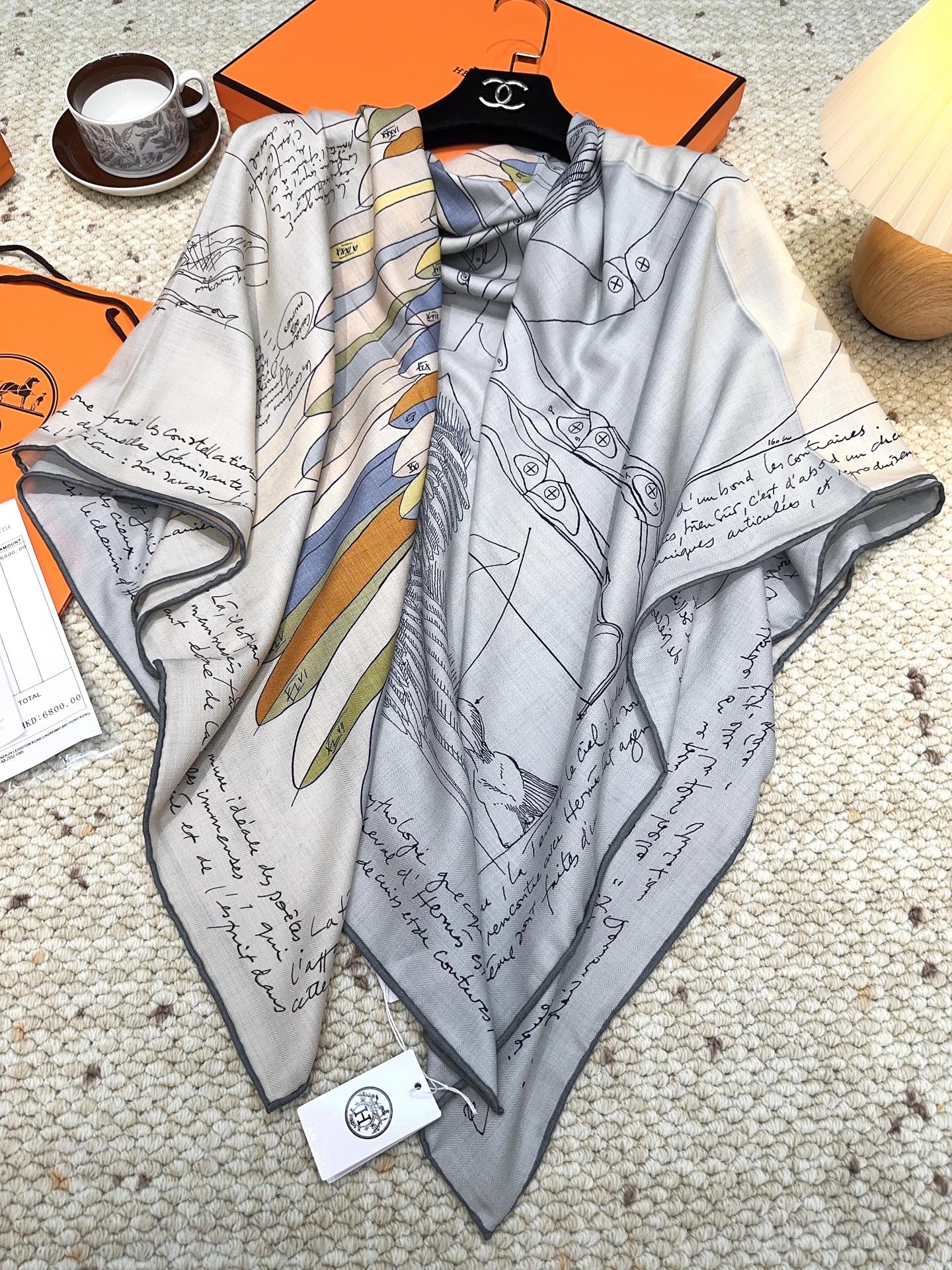 爱马仕(Hermes)2025年秋冬抢先 上新💞【双面同色丝毛方巾】手工卷边山羊绒和真丝混纺披肩(70%