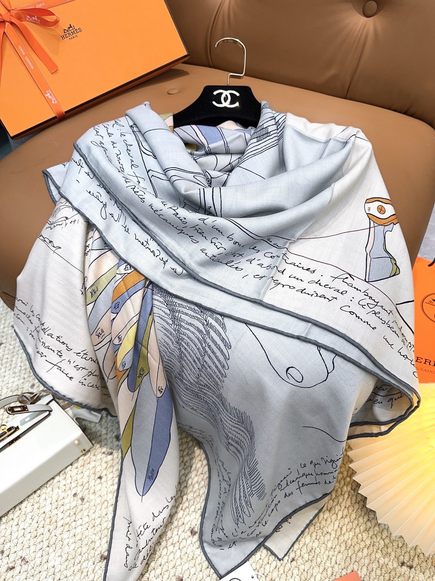 爱马仕(Hermes)2025年秋冬抢先 上新💞【双面同色丝毛方巾】手工卷边山羊绒和真丝混纺披肩(70%