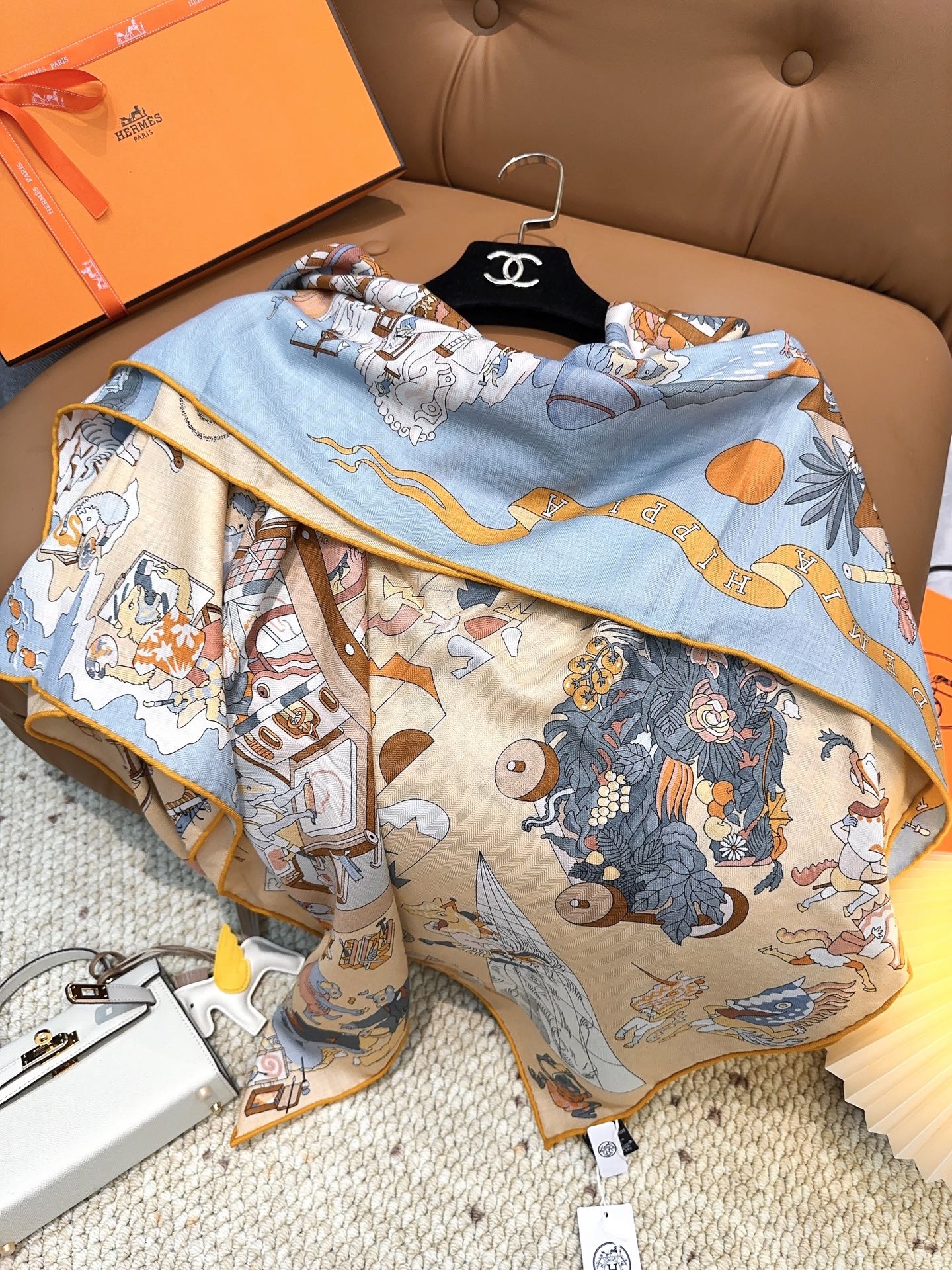 爱马仕（Hermes）2025年秋冬抢先 上新💞【双面同色丝毛方巾】手工卷边山羊绒和真丝混纺披肩（70%