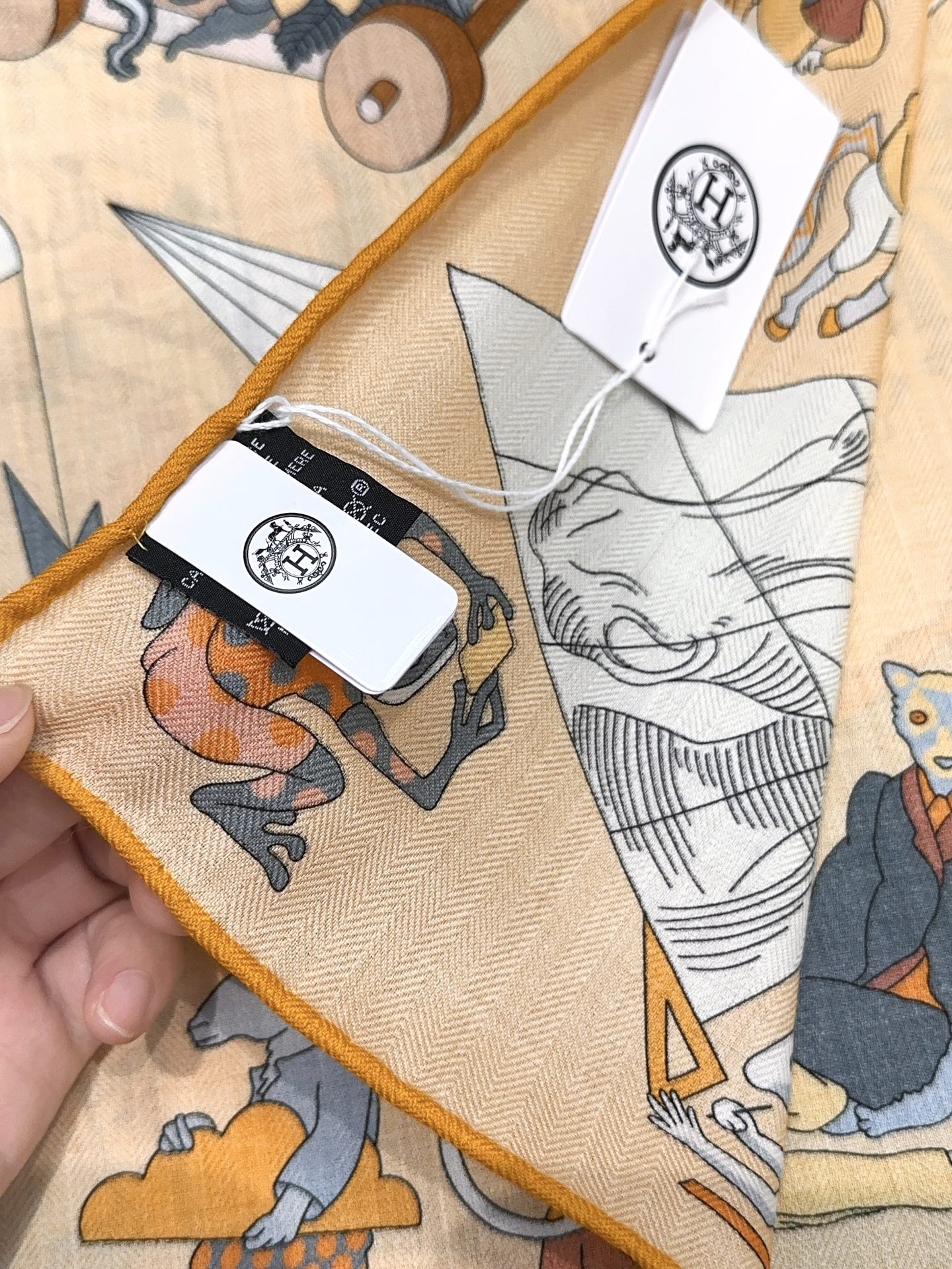 爱马仕（Hermes）2025年秋冬抢先 上新💞【双面同色丝毛方巾】手工卷边山羊绒和真丝混纺披肩（70%